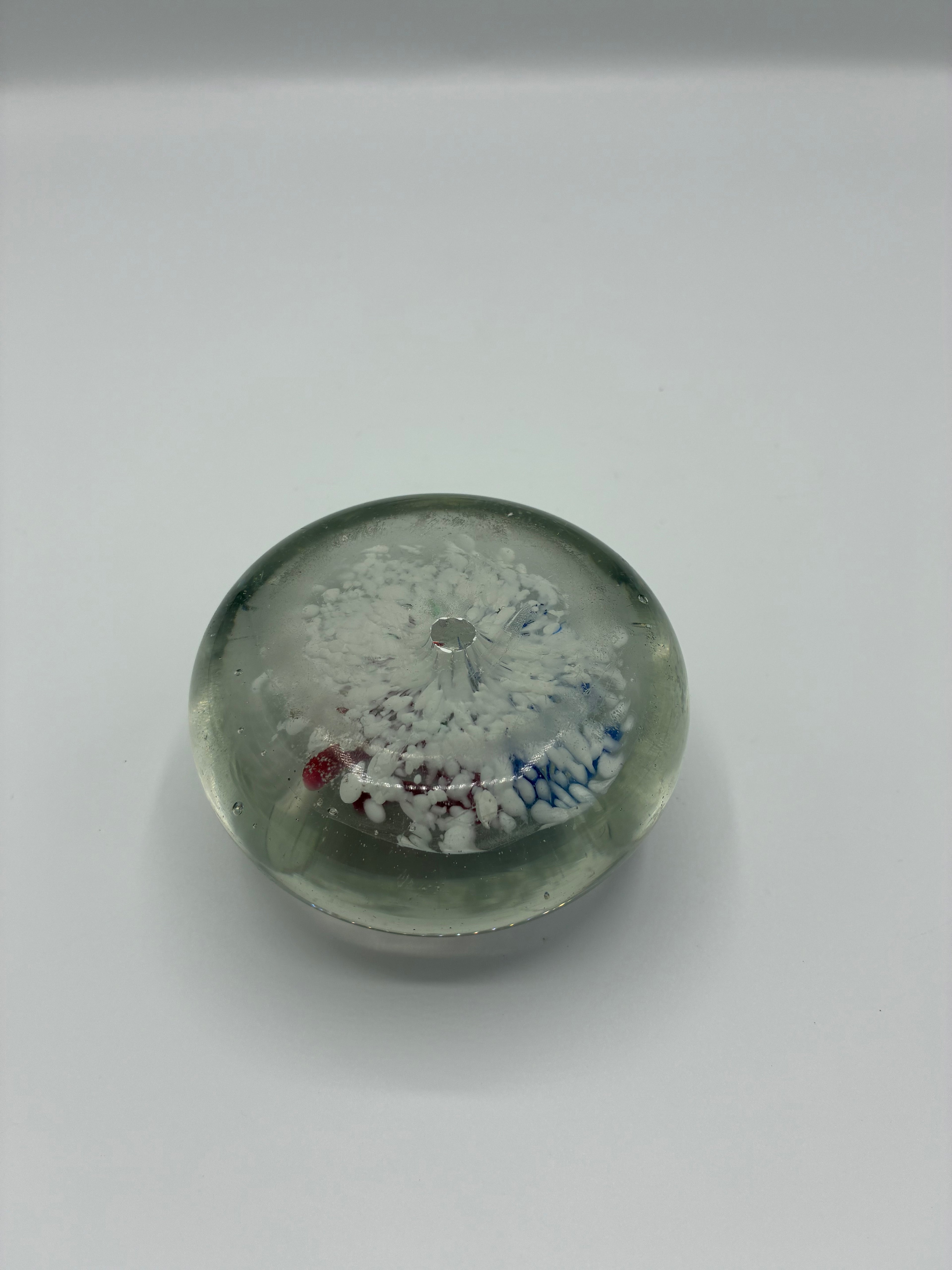 Presse-papier en verre soufflé – Inclusions plumes bleu et rouge – Fond neigeux – Artisanal XXe siècle