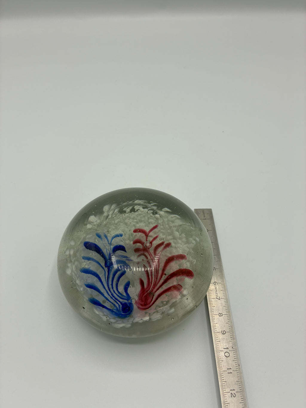 Presse-papier en verre soufflé – Inclusions plumes bleu et rouge – Fond neigeux – Artisanal XXe siècle