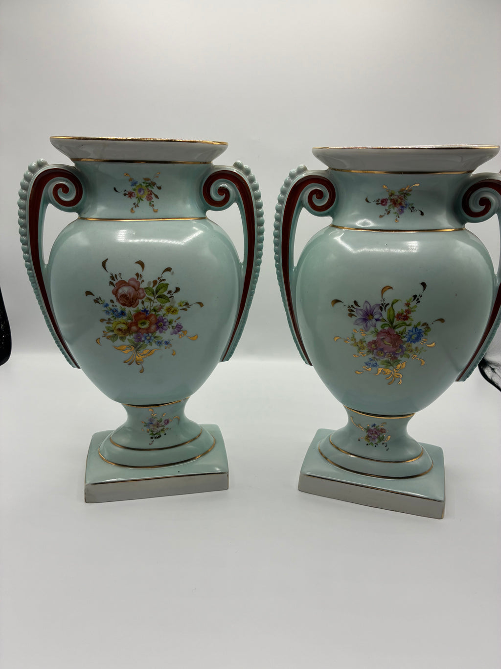 Paire de vases en porcelaine – Fond céladon – Bouquets floraux et dorures – Style Louis-Philippe – Napoléon III
