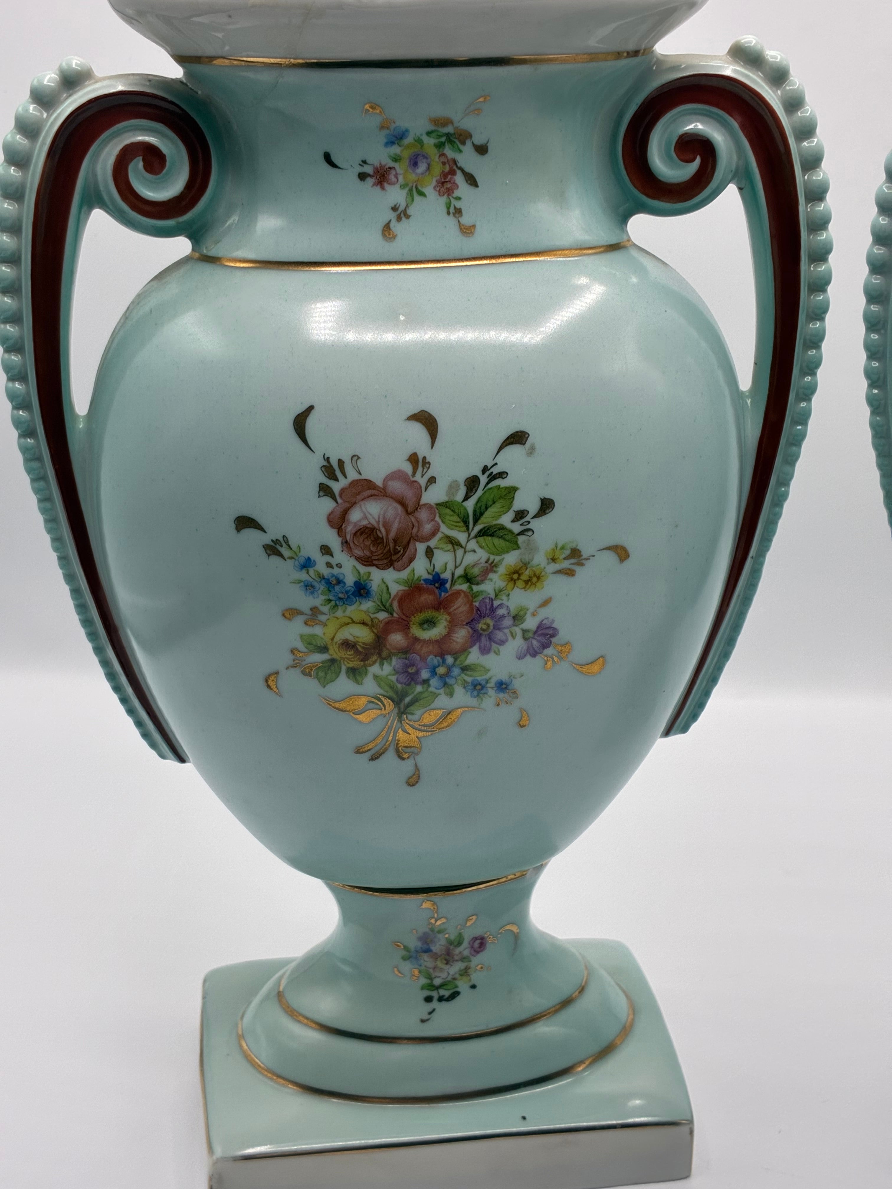 Paire de vases en porcelaine – Fond céladon – Bouquets floraux et dorures – Style Louis-Philippe – Napoléon III