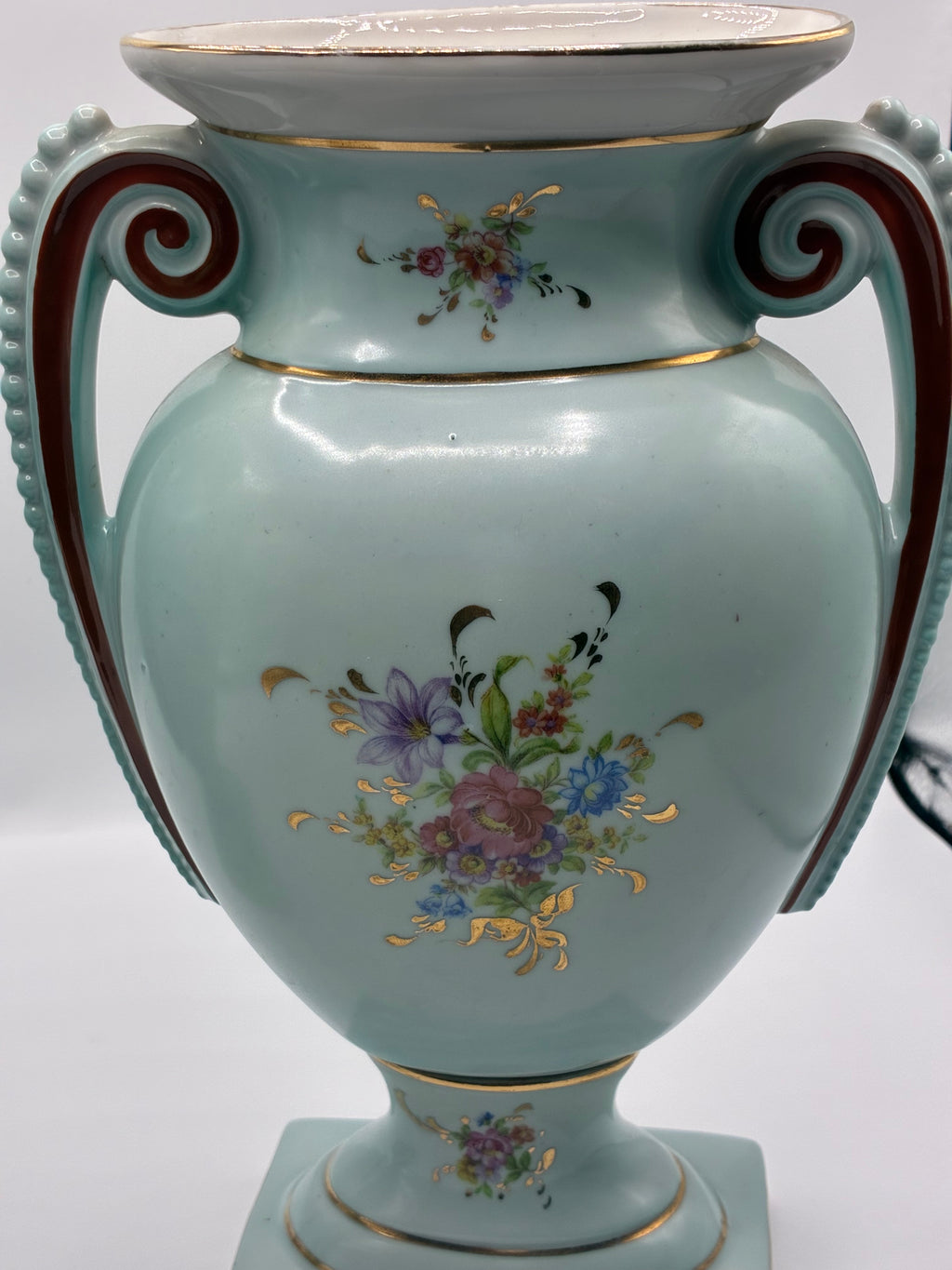 Paire de vases en porcelaine – Fond céladon – Bouquets floraux et dorures – Style Louis-Philippe – Napoléon III