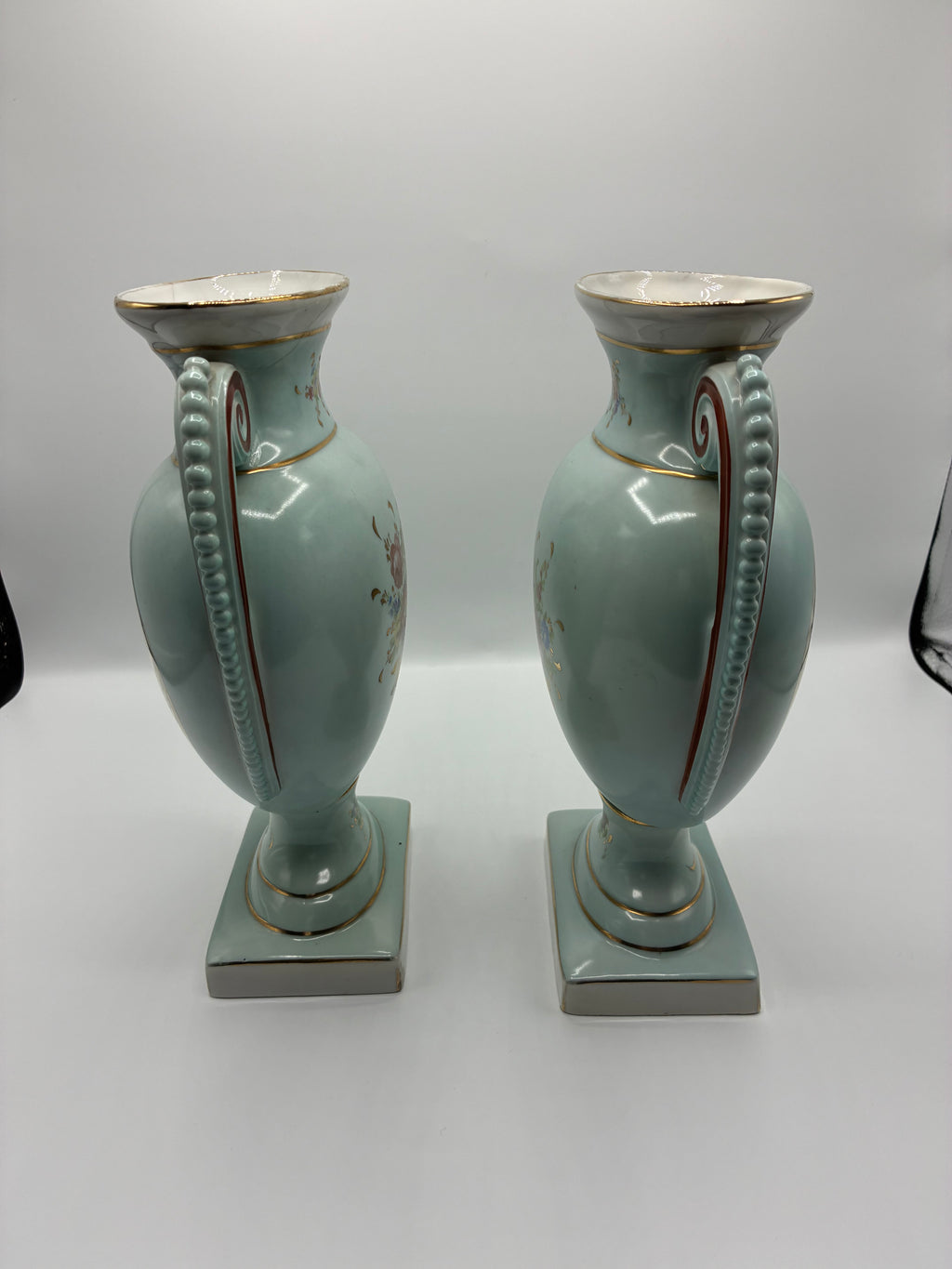 Paire de vases en porcelaine – Fond céladon – Bouquets floraux et dorures – Style Louis-Philippe – Napoléon III