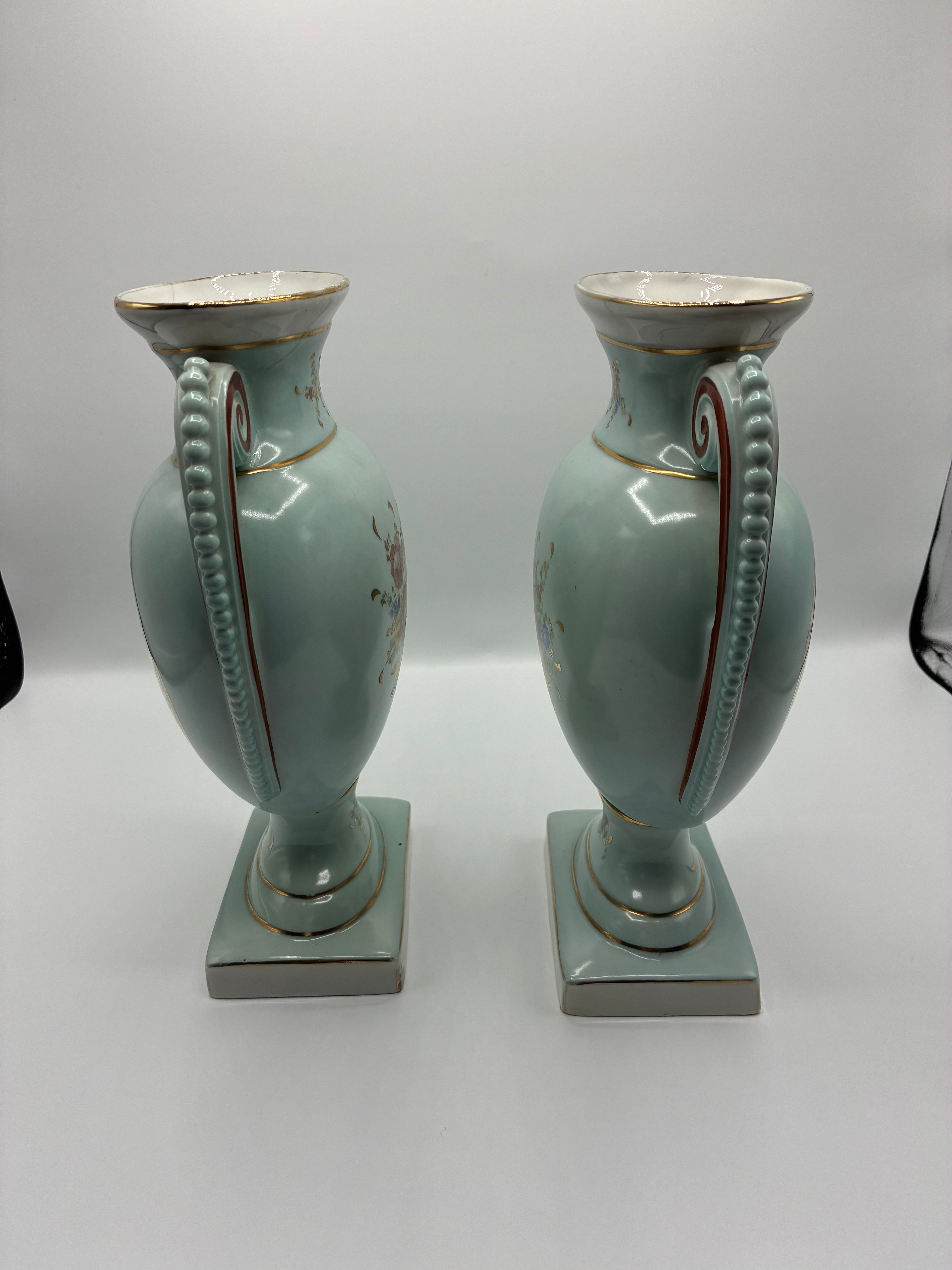 Paire de vases en porcelaine – Fond céladon – Bouquets floraux et dorures – Style Louis-Philippe – Napoléon III