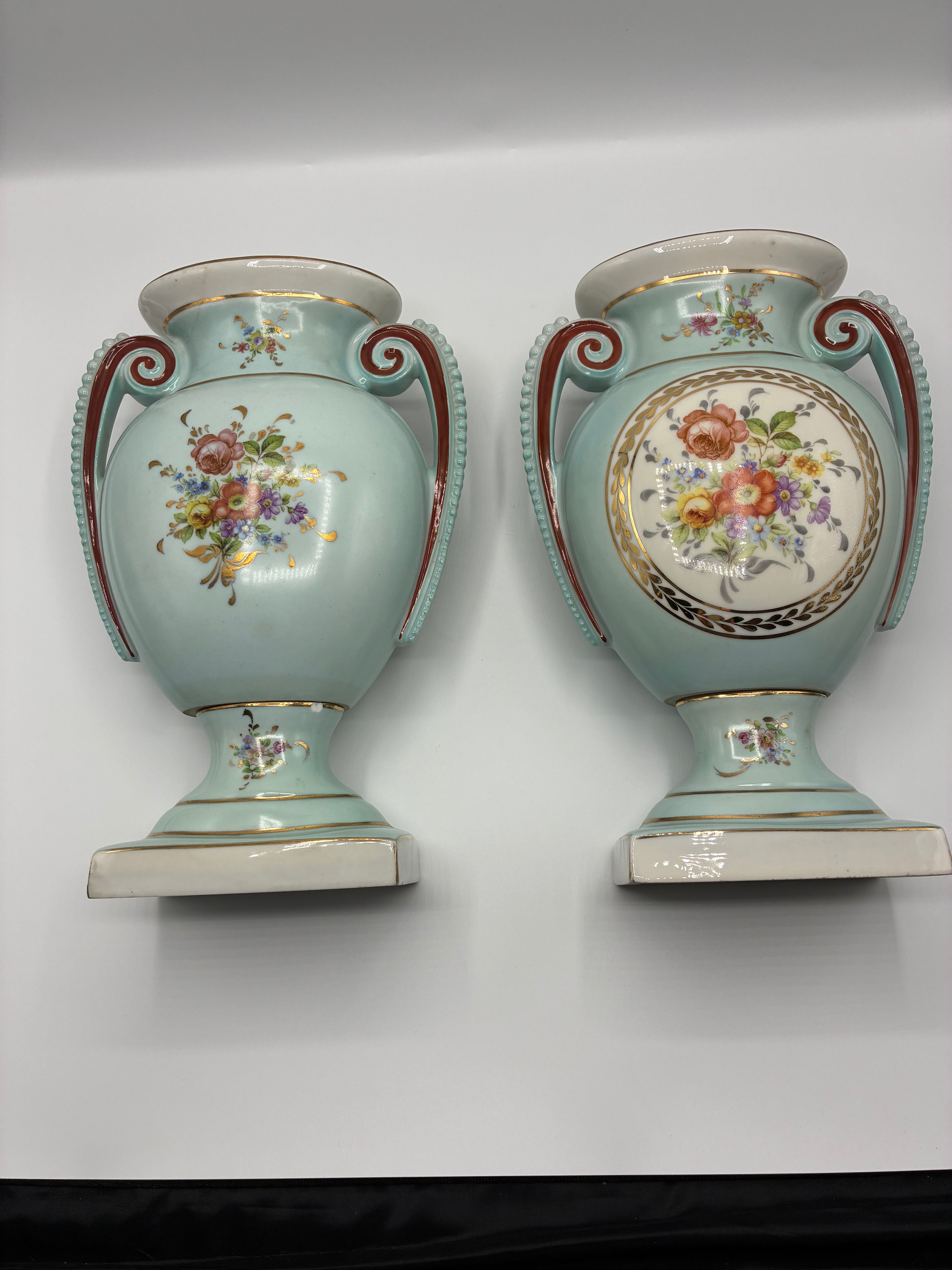 Paire de vases en porcelaine – Fond céladon – Bouquets floraux et dorures – Style Louis-Philippe – Napoléon III