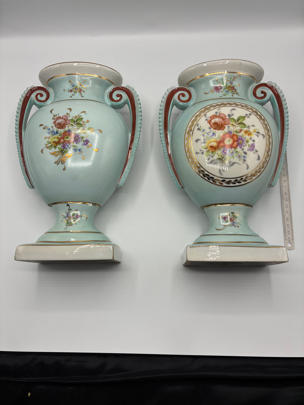 Paire de vases en porcelaine – Fond céladon – Bouquets floraux et dorures – Style Louis-Philippe – Napoléon III