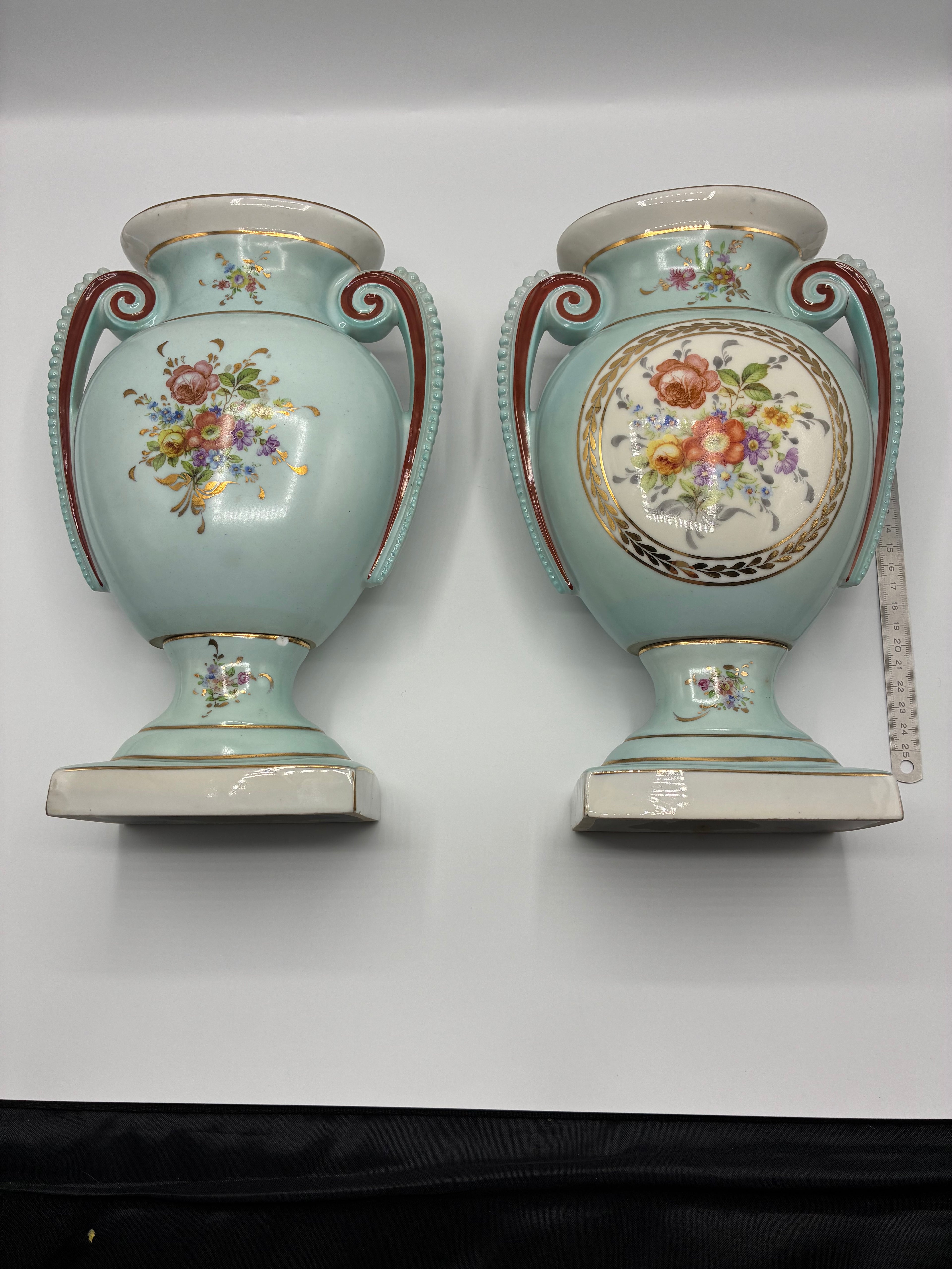 Paire de vases en porcelaine – Fond céladon – Bouquets floraux et dorures – Style Louis-Philippe – Napoléon III