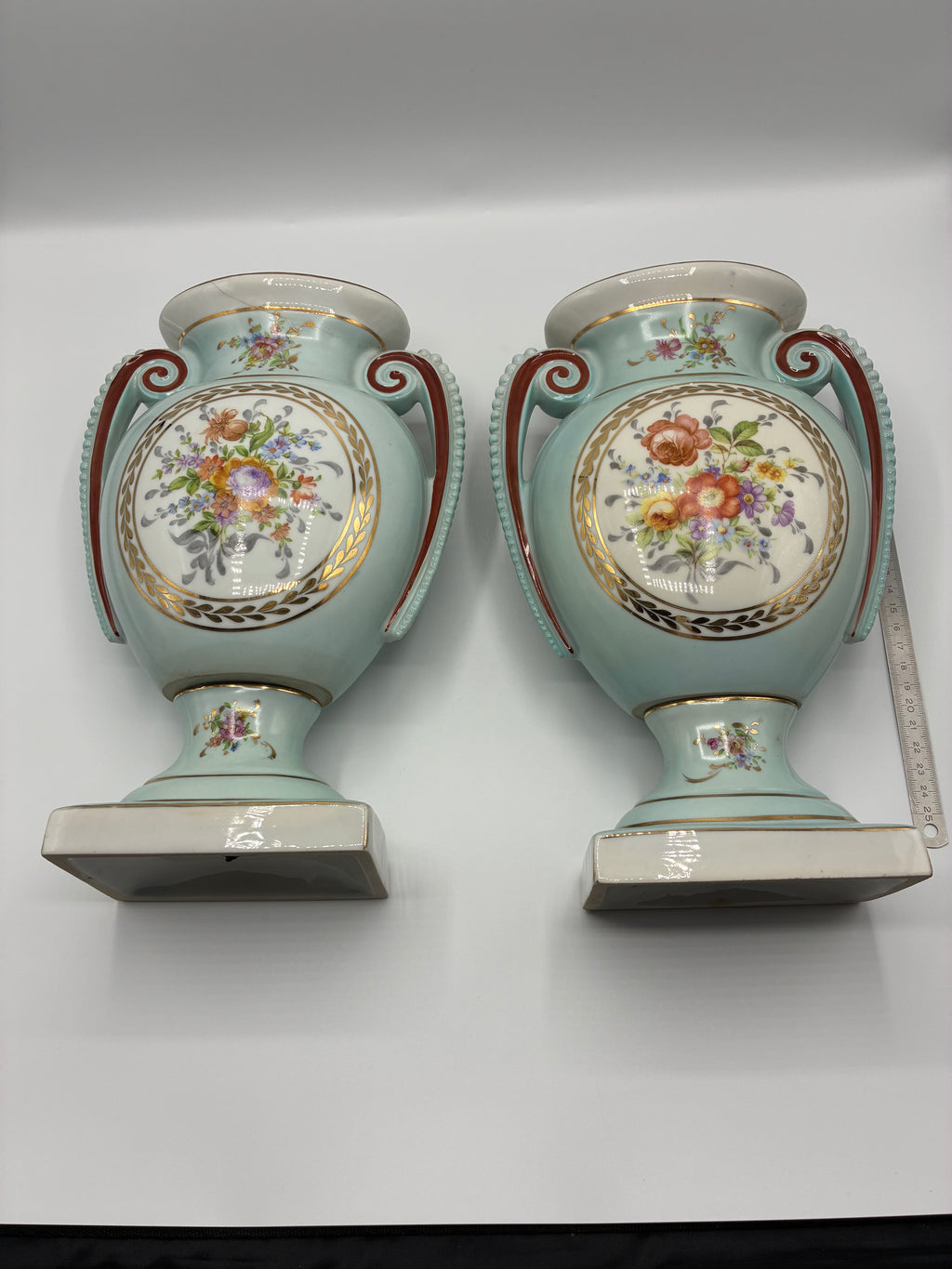 Paire de vases en porcelaine – Fond céladon – Bouquets floraux et dorures – Style Louis-Philippe – Napoléon III