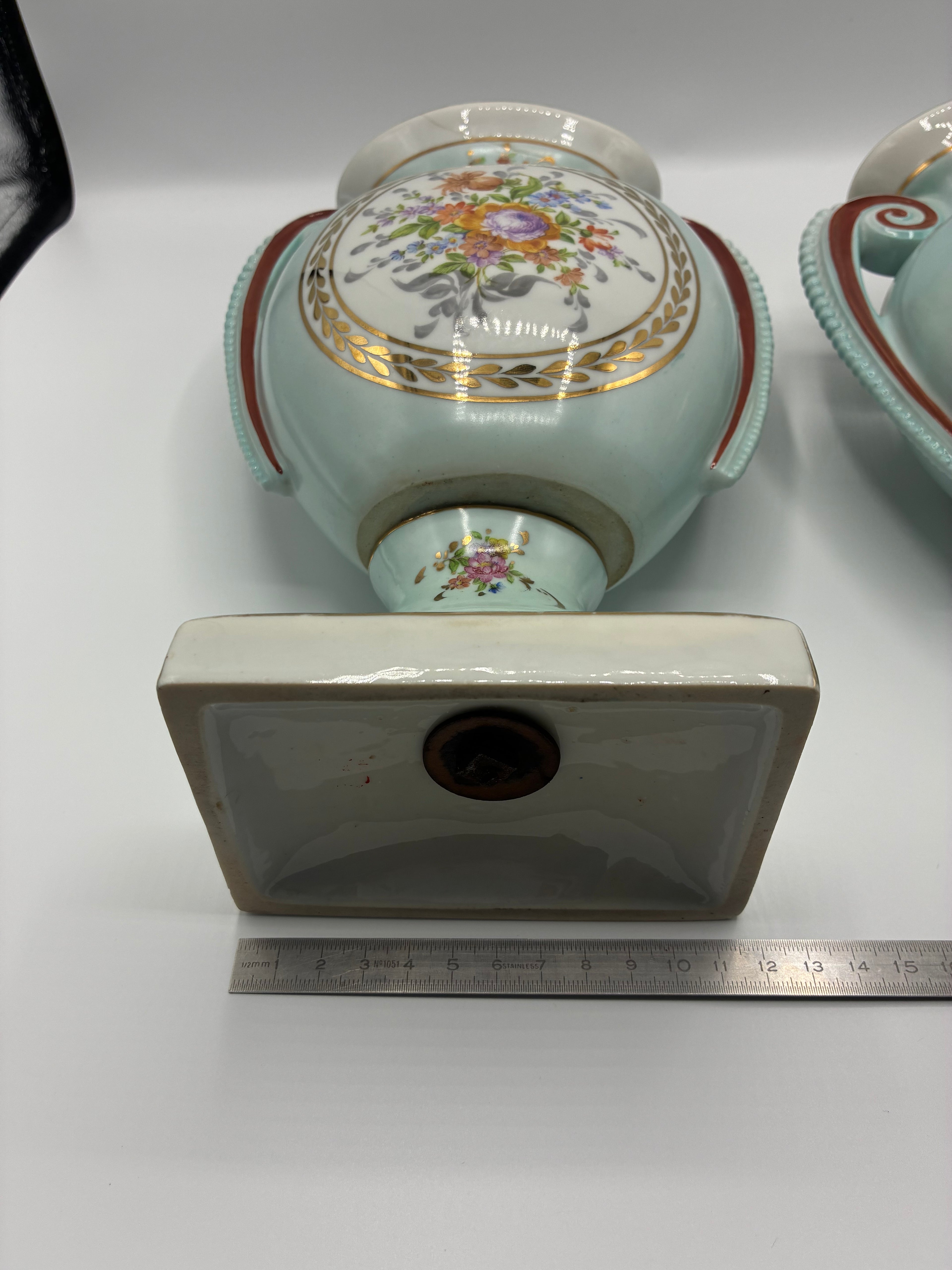 Paire de vases en porcelaine – Fond céladon – Bouquets floraux et dorures – Style Louis-Philippe – Napoléon III