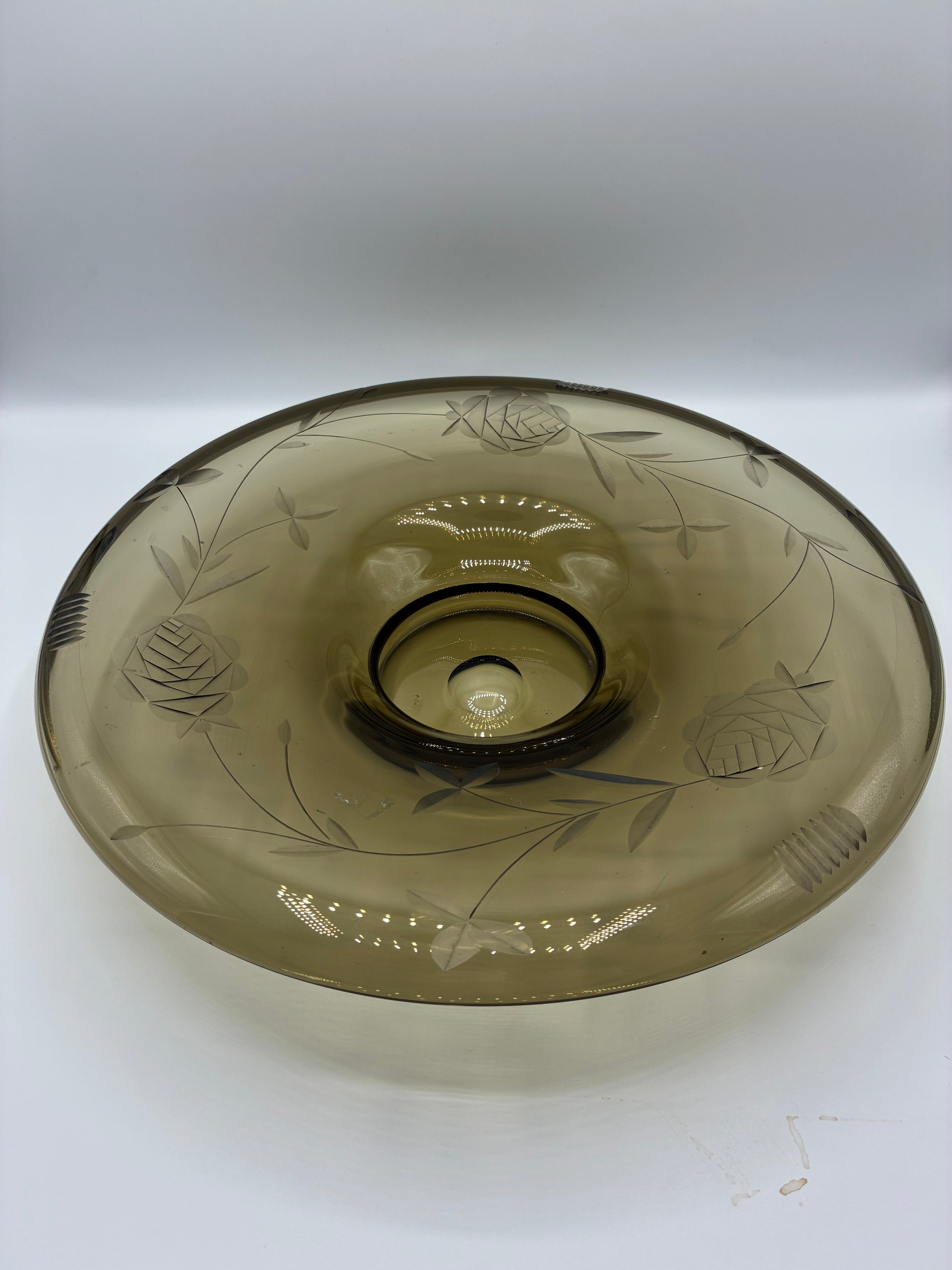 Grande coupe en verre fumé gravé – Décor floral Art Déco – Roses et feuillages – Diamètre 30 cm
