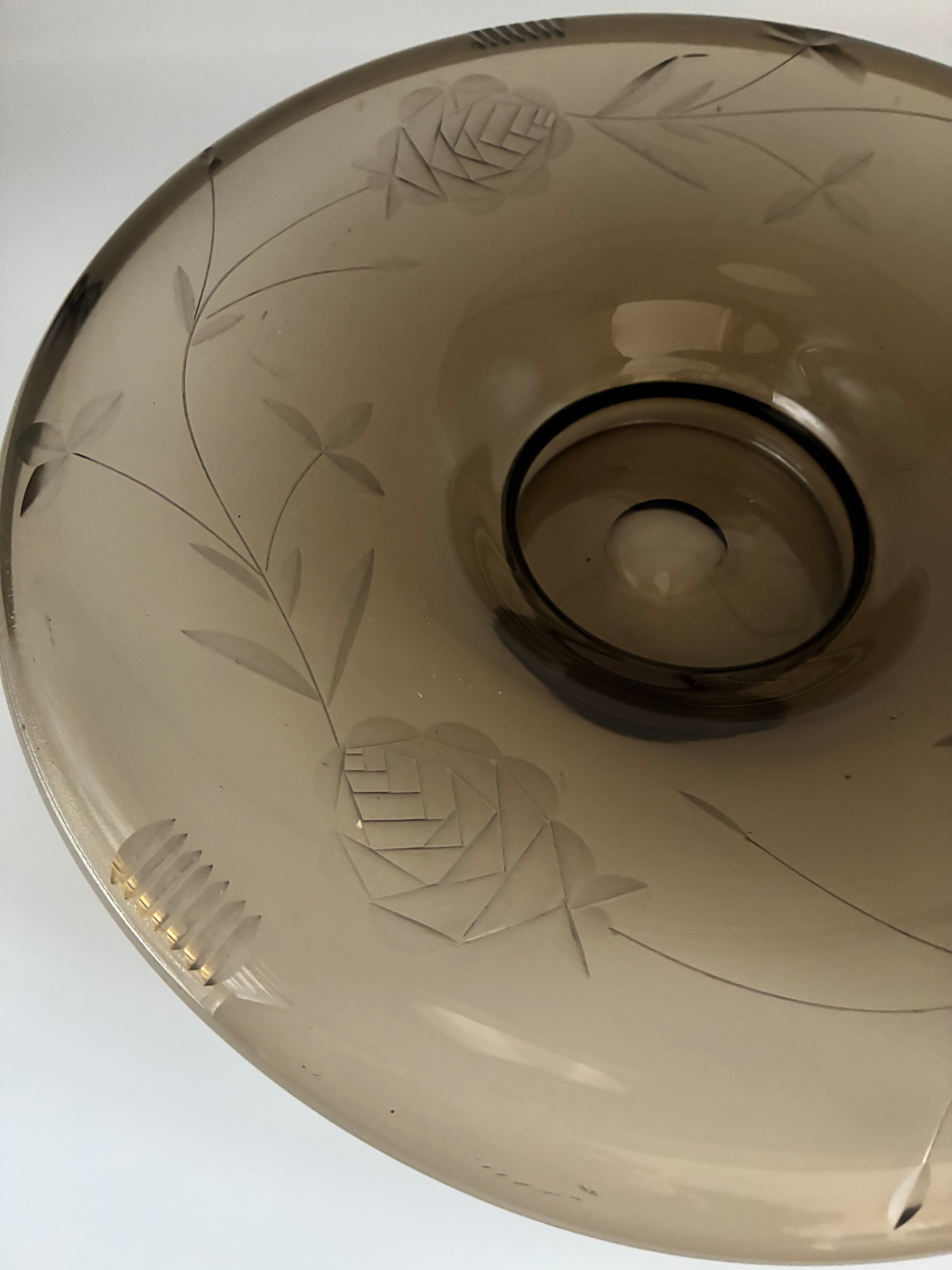 Grande coupe en verre fumé gravé – Décor floral Art Déco – Roses et feuillages – Diamètre 30 cm