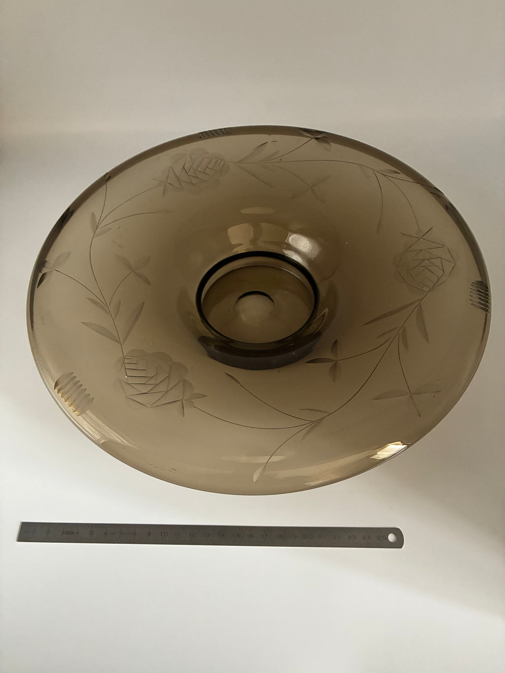 Grande coupe en verre fumé gravé – Décor floral Art Déco – Roses et feuillages – Diamètre 30 cm