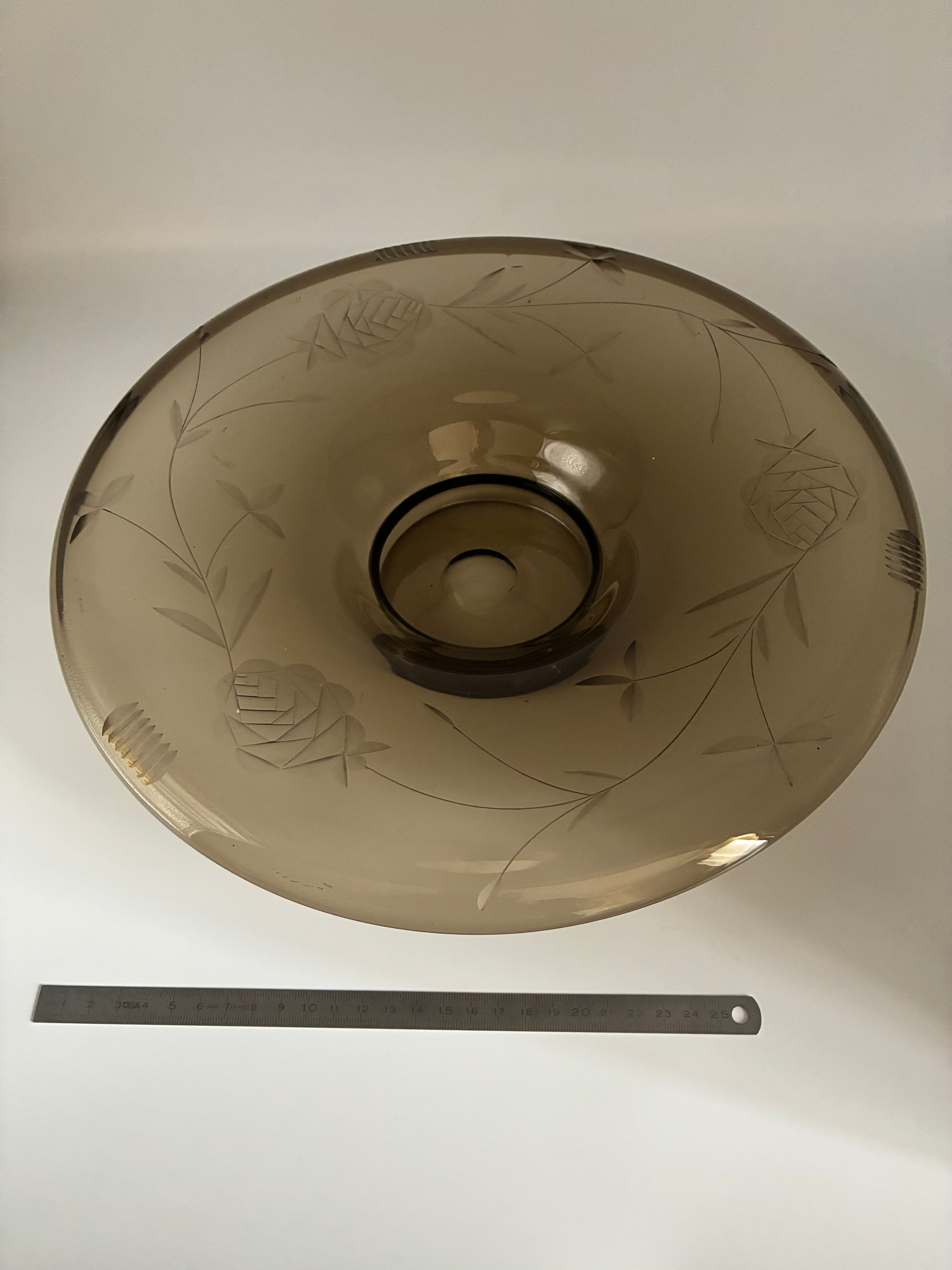 Grande coupe en verre fumé gravé – Décor floral Art Déco – Roses et feuillages – Diamètre 30 cm