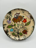 Plat mural en faïence émaillée – Décor floral stylisé polychrome – Production artisanale années 1970