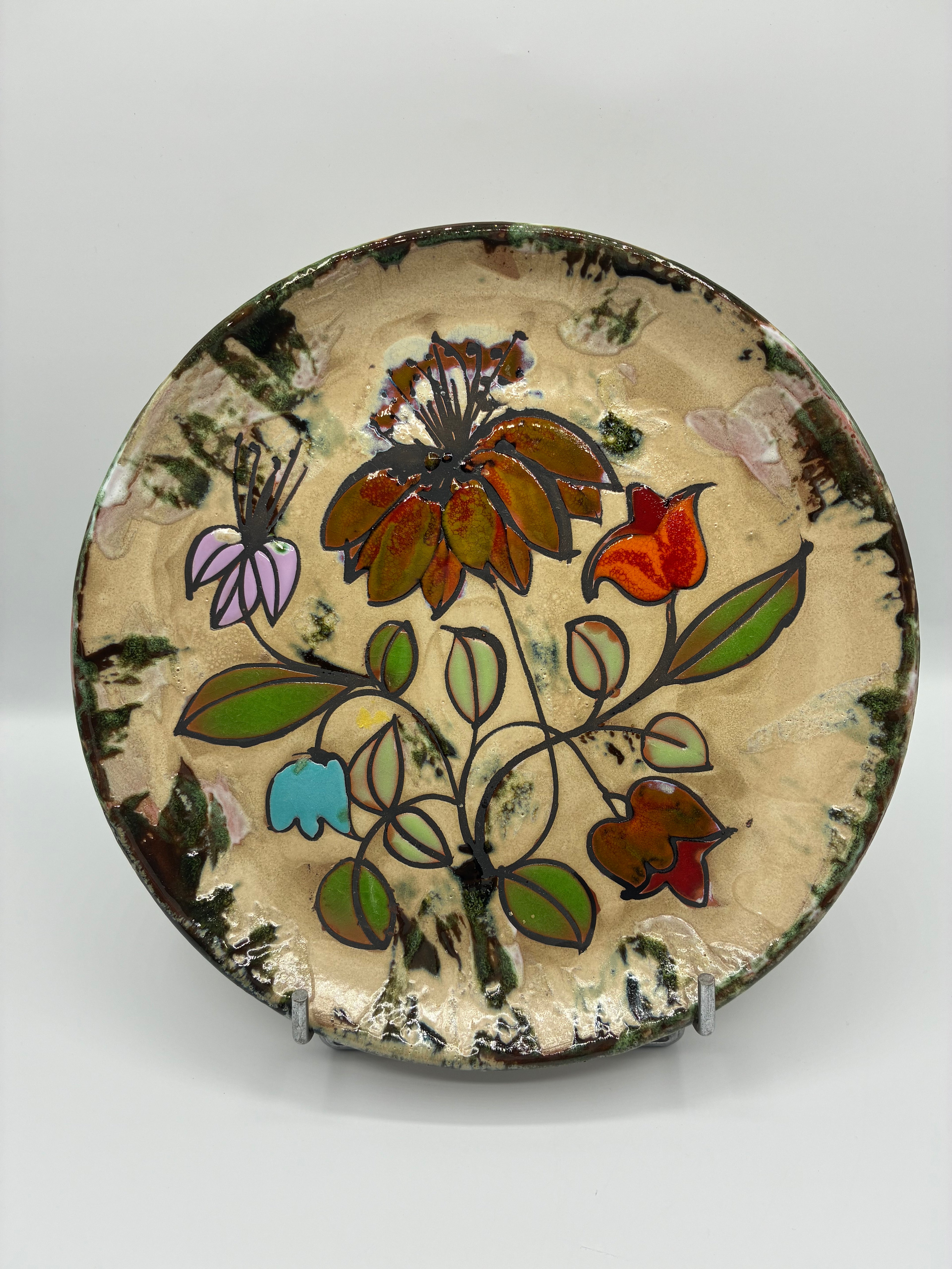 Plat mural en faïence émaillée – Décor floral stylisé polychrome – Production artisanale années 1970