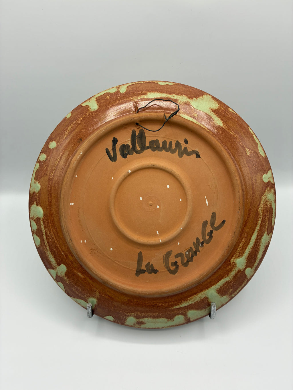 Plat mural céramique de Vallauris – Fleur solaire rouge et orange – Signé La Grange – Années 1960–1970