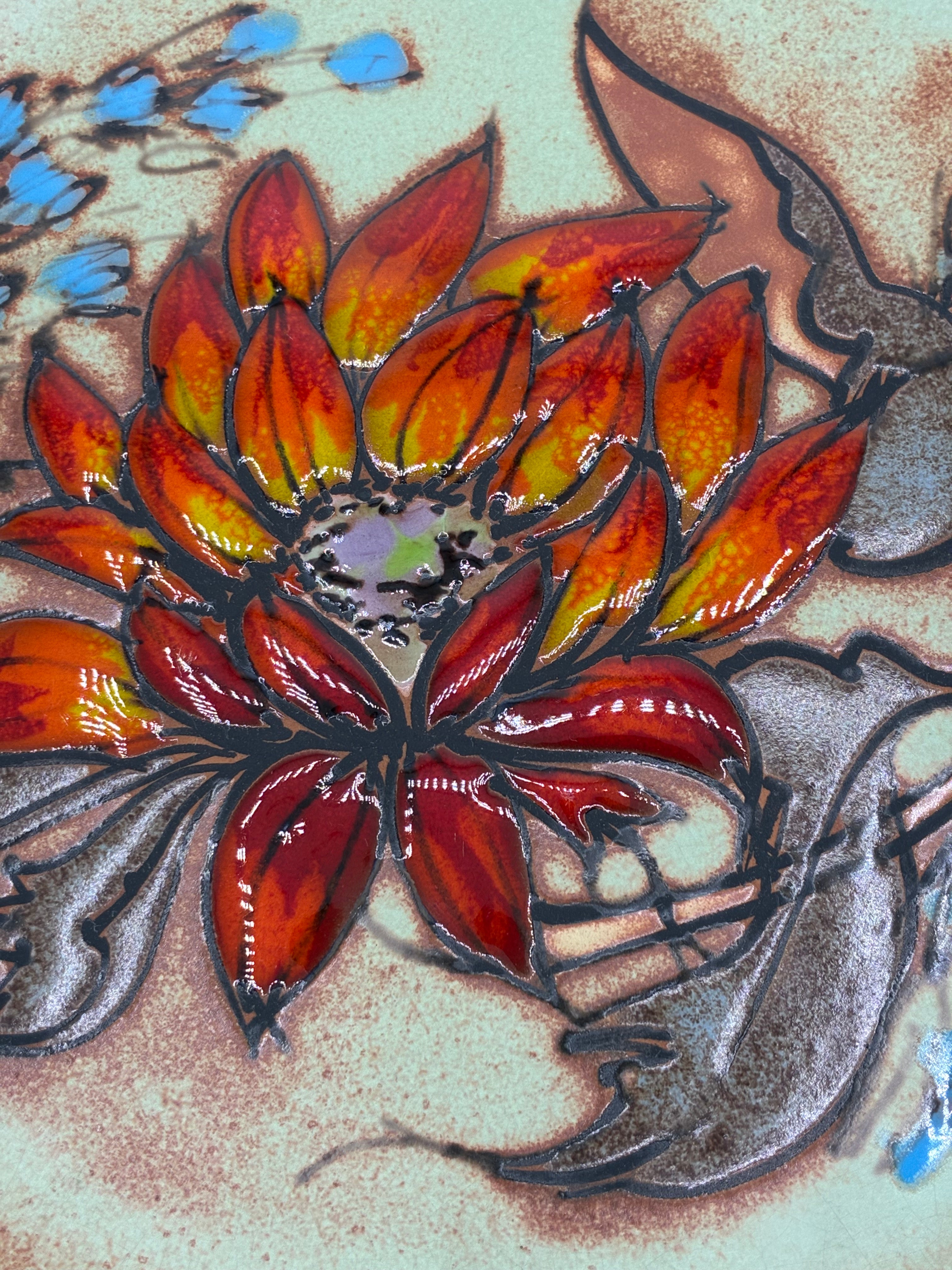 Plat mural céramique de Vallauris – Fleur solaire rouge et orange – Signé La Grange – Années 1960–1970