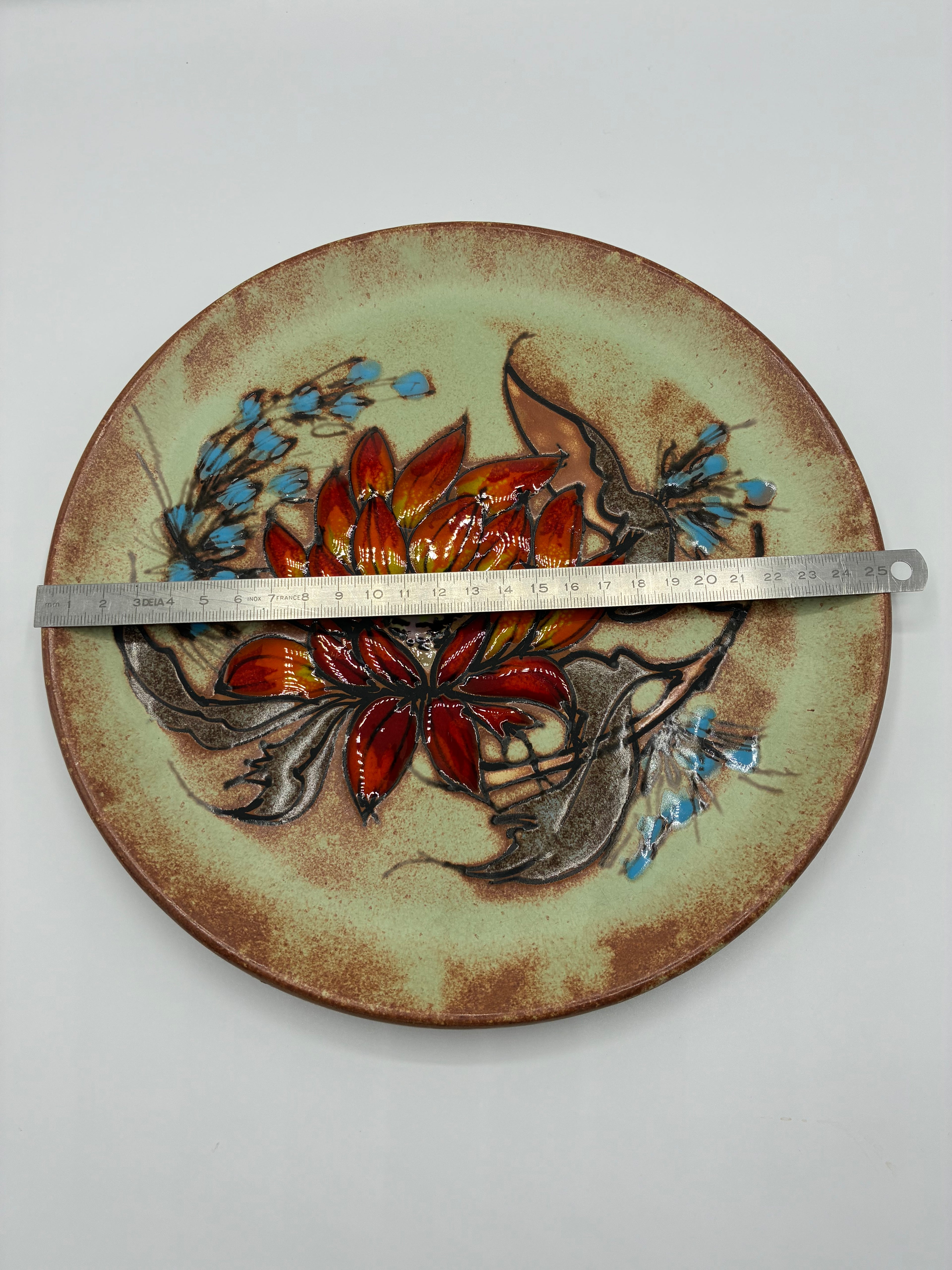 Plat mural céramique de Vallauris – Fleur solaire rouge et orange – Signé La Grange – Années 1960–1970