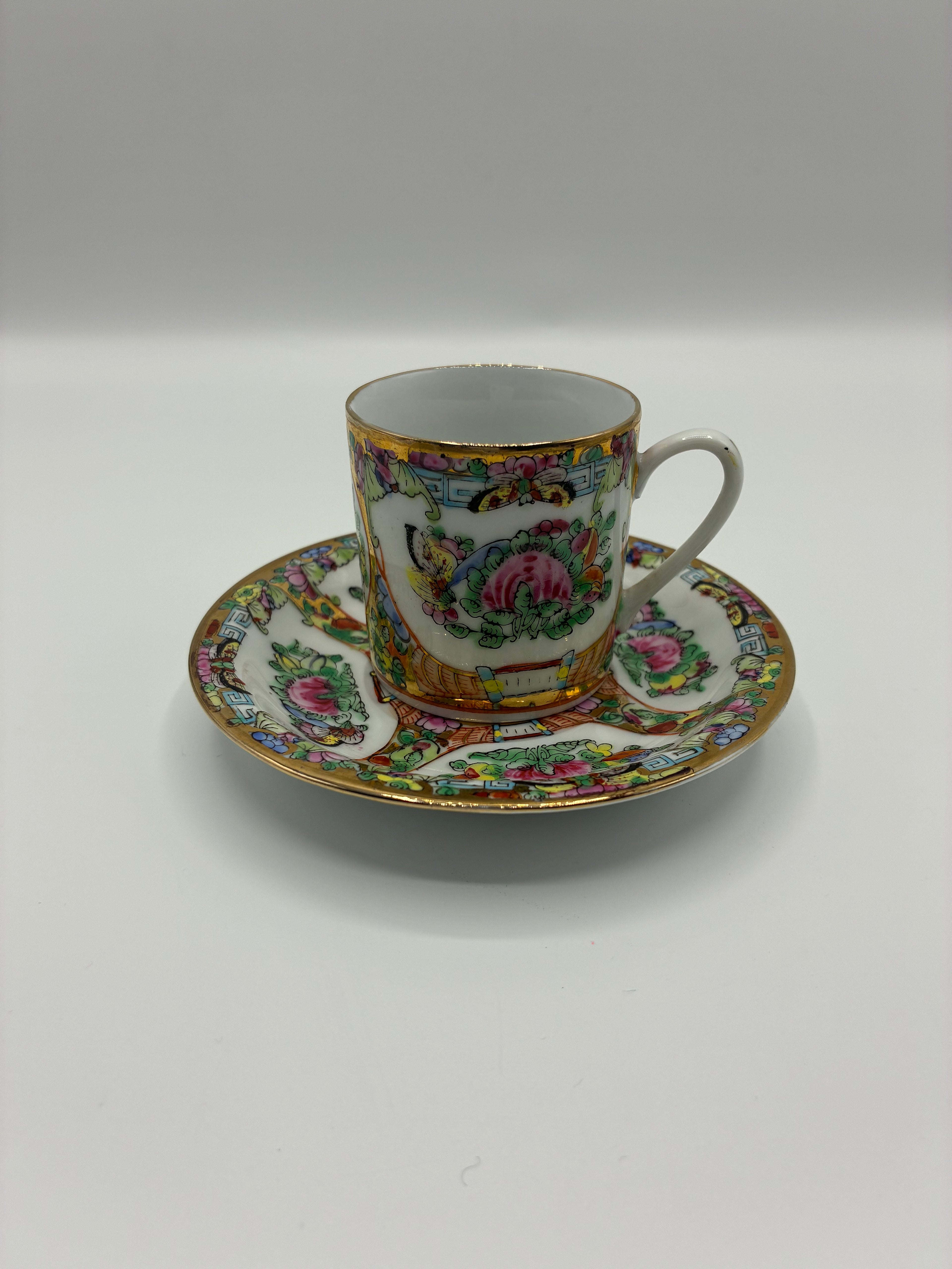 Tasse et sous-tasse en porcelaine de Canton – Décor Rose Medallion peint à la main
