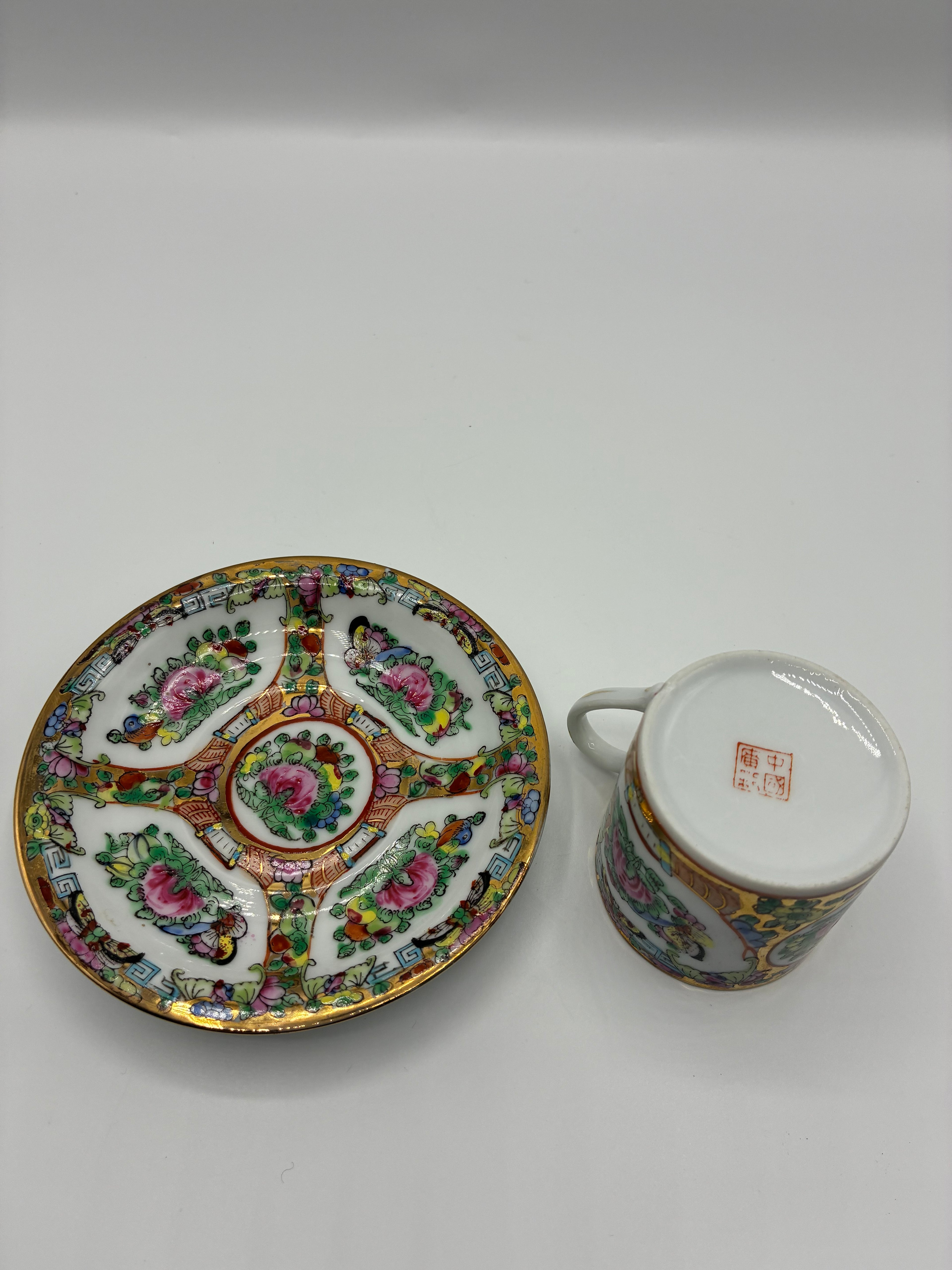 Tasse et sous-tasse en porcelaine de Canton – Décor Rose Medallion peint à la main