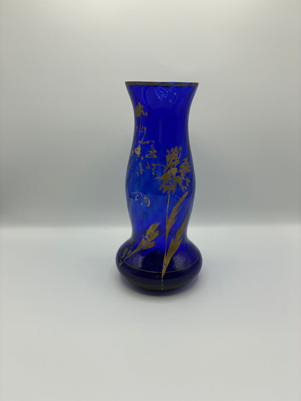Vase en verre cobalt soufflé – Décor floral doré peint à la main – Dans le goût Art Déco – Milieu XXe siècle