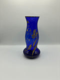 Vase en verre cobalt soufflé – Décor floral doré peint à la main – Dans le goût Art Déco – Milieu XXe siècle