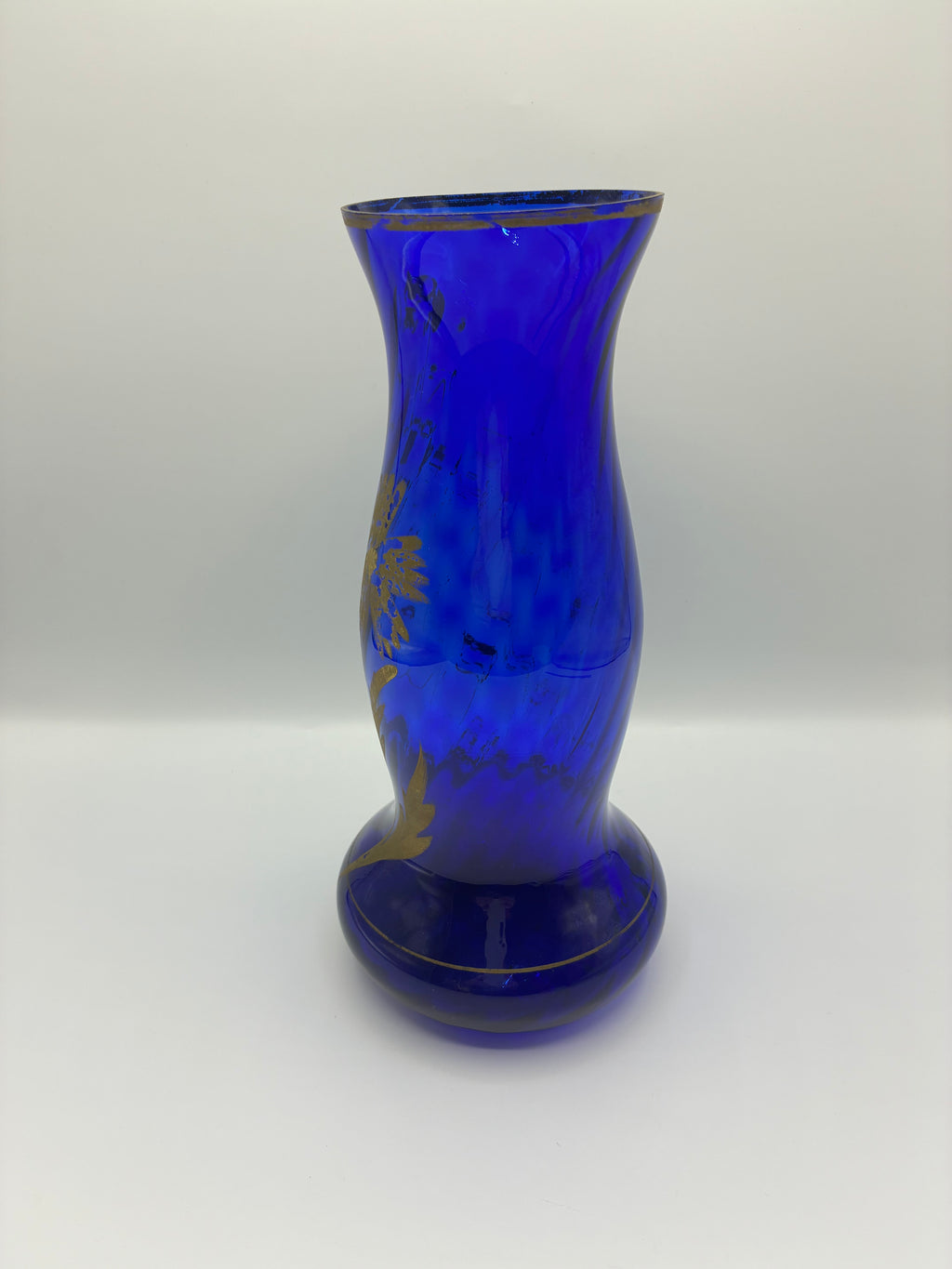 Vase en verre cobalt soufflé – Décor floral doré peint à la main – Dans le goût Art Déco – Milieu XXe siècle