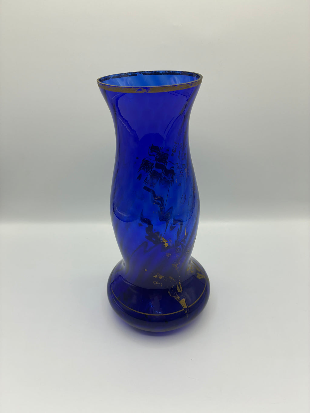 Vase en verre cobalt soufflé – Décor floral doré peint à la main – Dans le goût Art Déco – Milieu XXe siècle