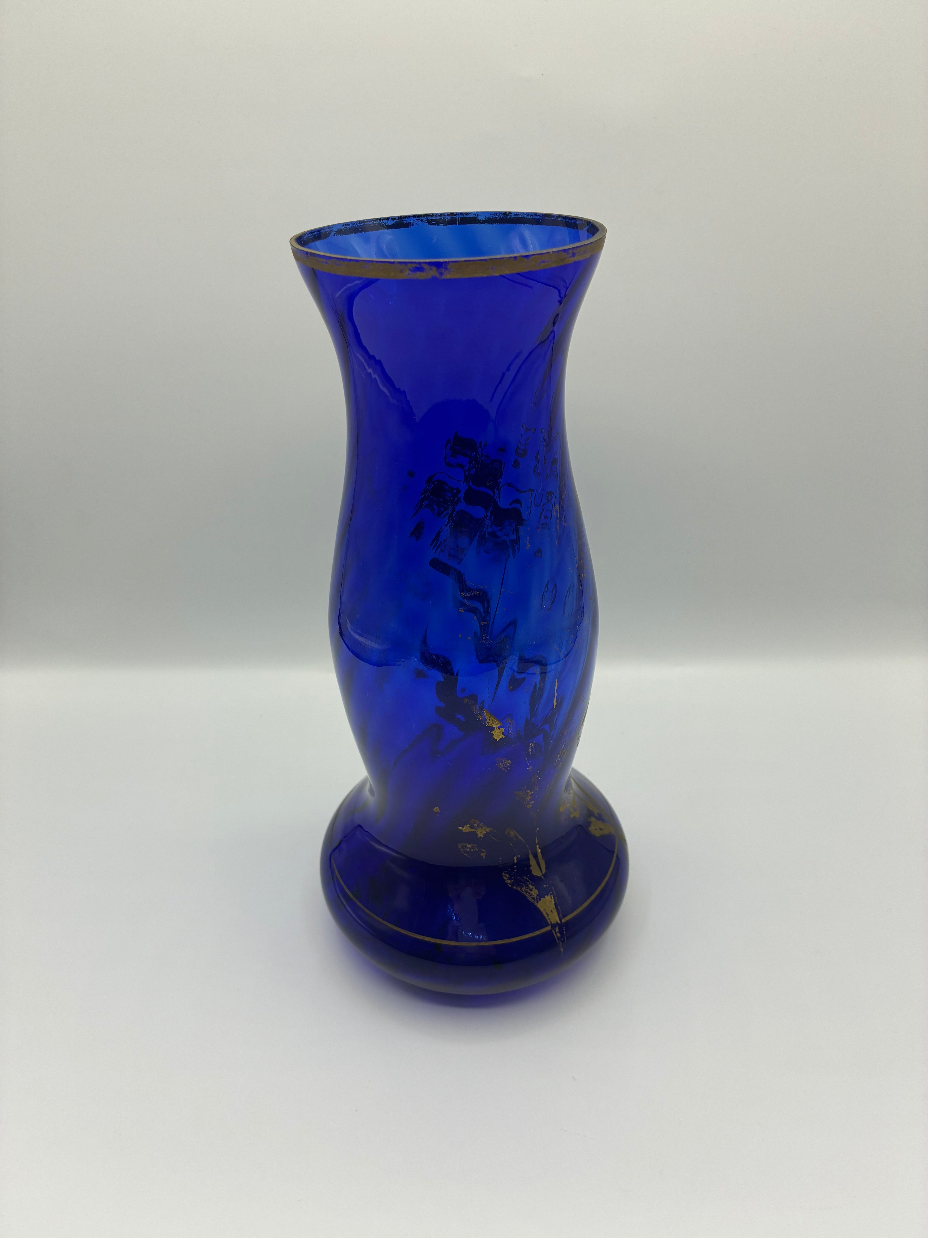 Vase en verre cobalt soufflé – Décor floral doré peint à la main – Dans le goût Art Déco – Milieu XXe siècle