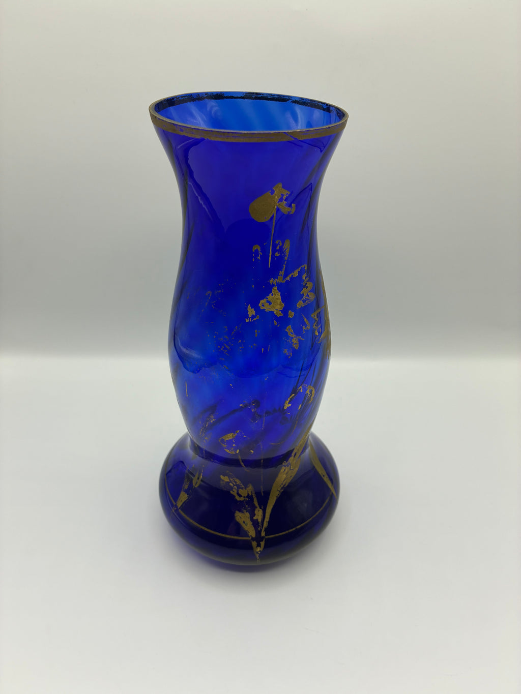 Vase en verre cobalt soufflé – Décor floral doré peint à la main – Dans le goût Art Déco – Milieu XXe siècle