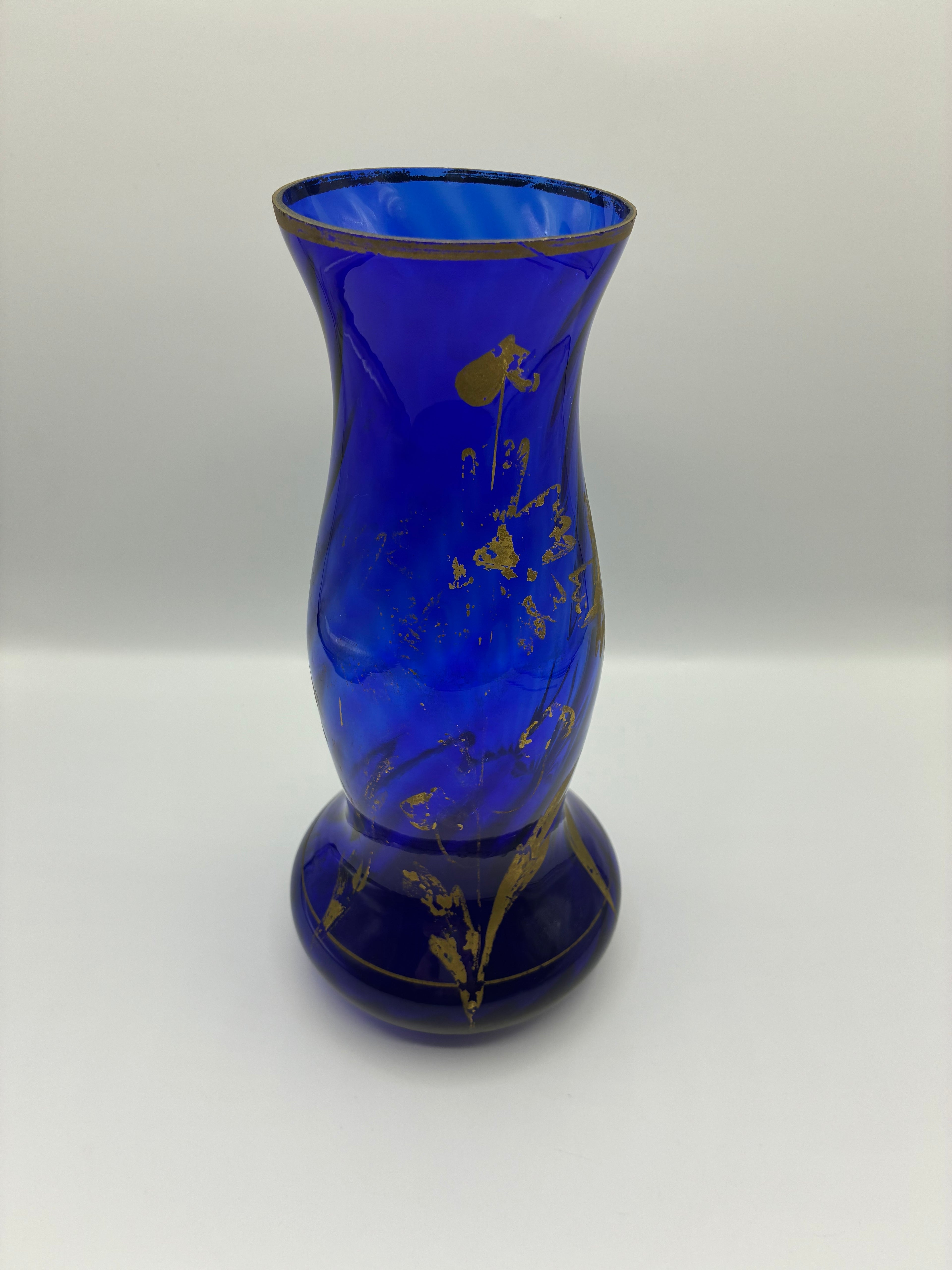 Vase en verre cobalt soufflé – Décor floral doré peint à la main – Dans le goût Art Déco – Milieu XXe siècle