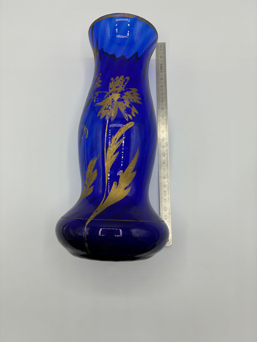 Vase en verre cobalt soufflé – Décor floral doré peint à la main – Dans le goût Art Déco – Milieu XXe siècle