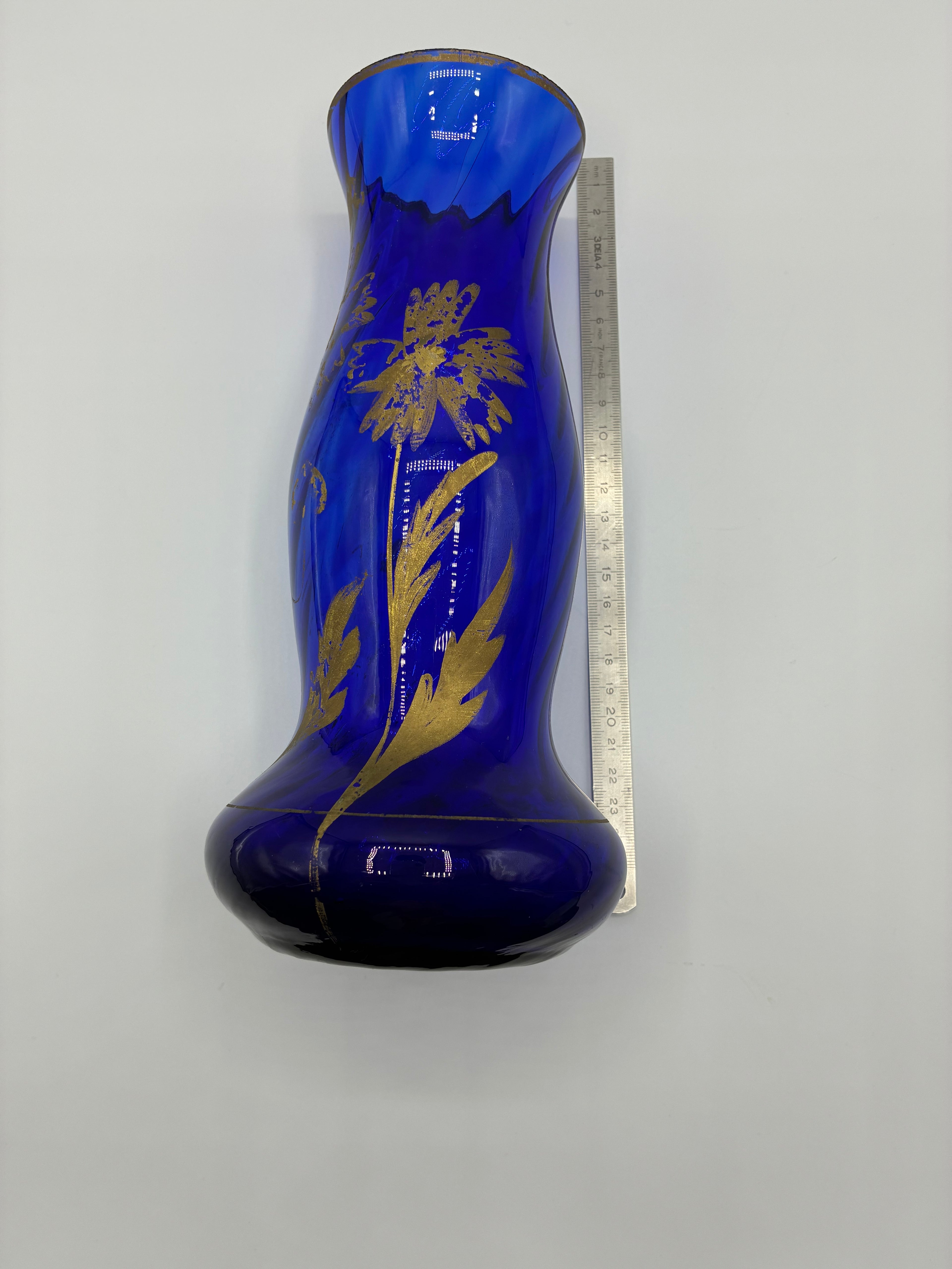 Vase en verre cobalt soufflé – Décor floral doré peint à la main – Dans le goût Art Déco – Milieu XXe siècle