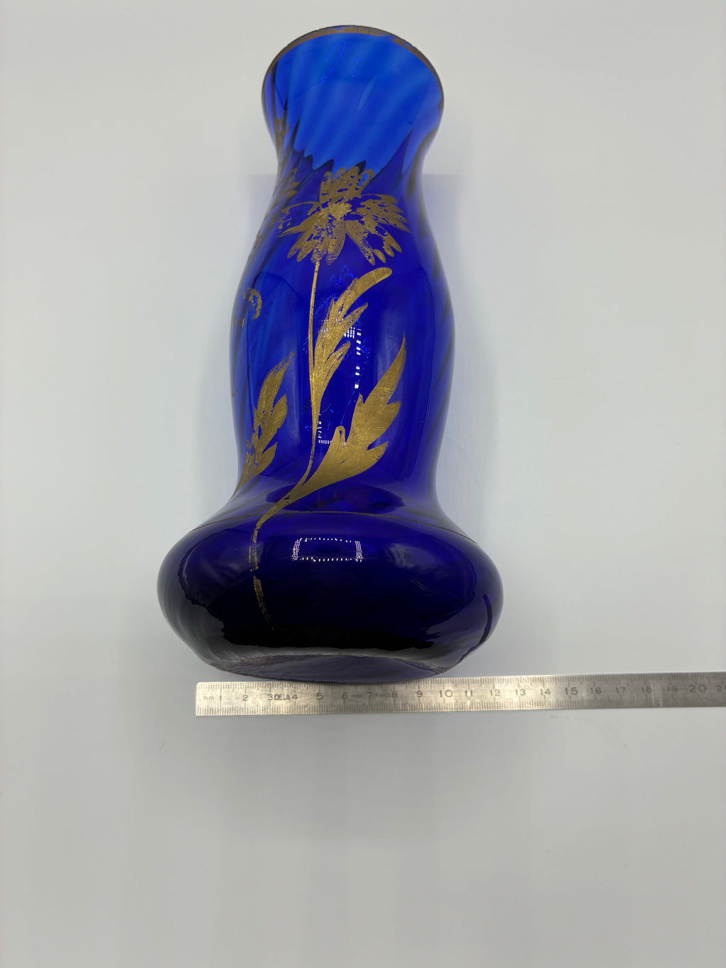 Vase en verre cobalt soufflé – Décor floral doré peint à la main – Dans le goût Art Déco – Milieu XXe siècle