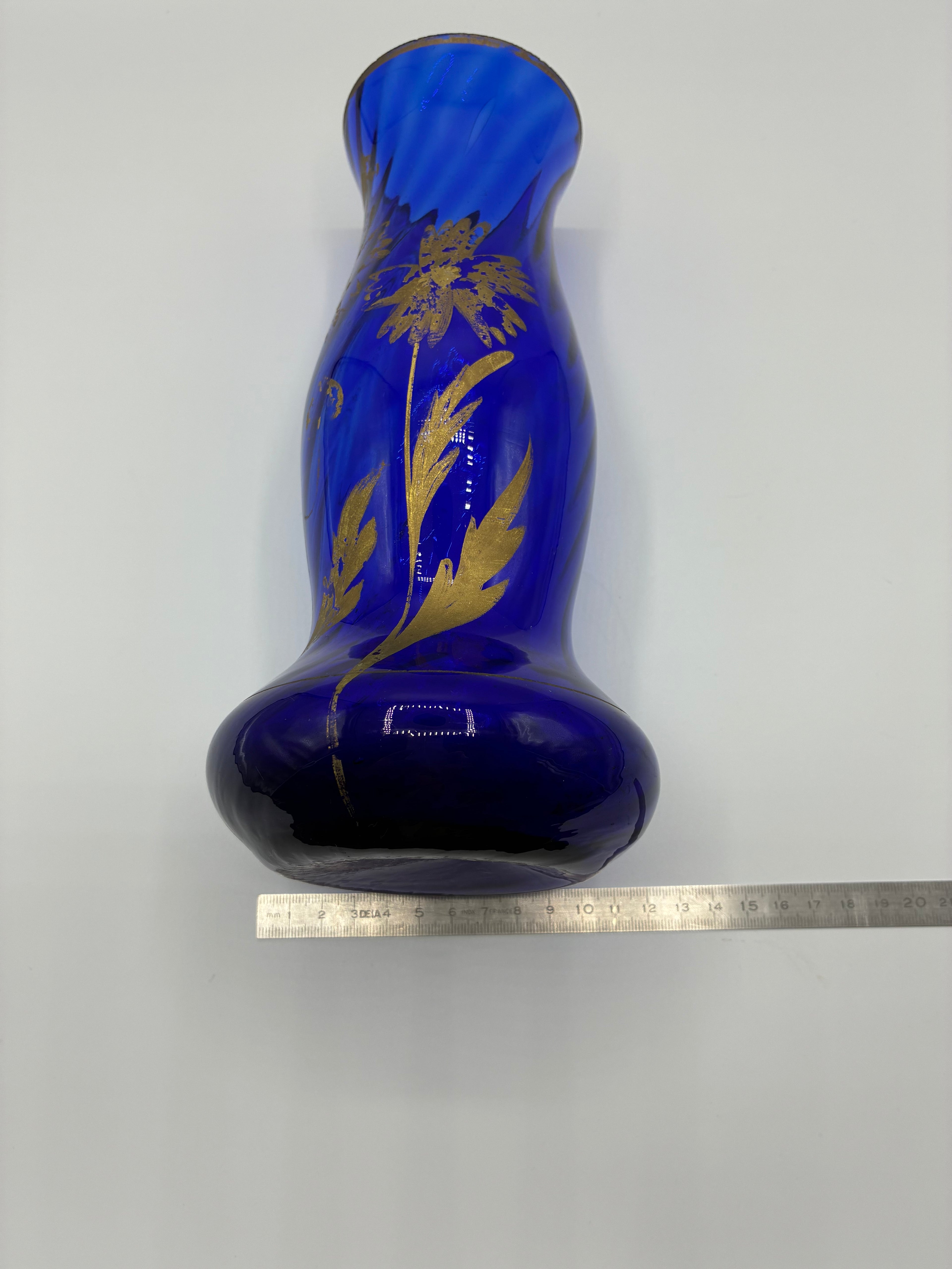 Vase en verre cobalt soufflé – Décor floral doré peint à la main – Dans le goût Art Déco – Milieu XXe siècle