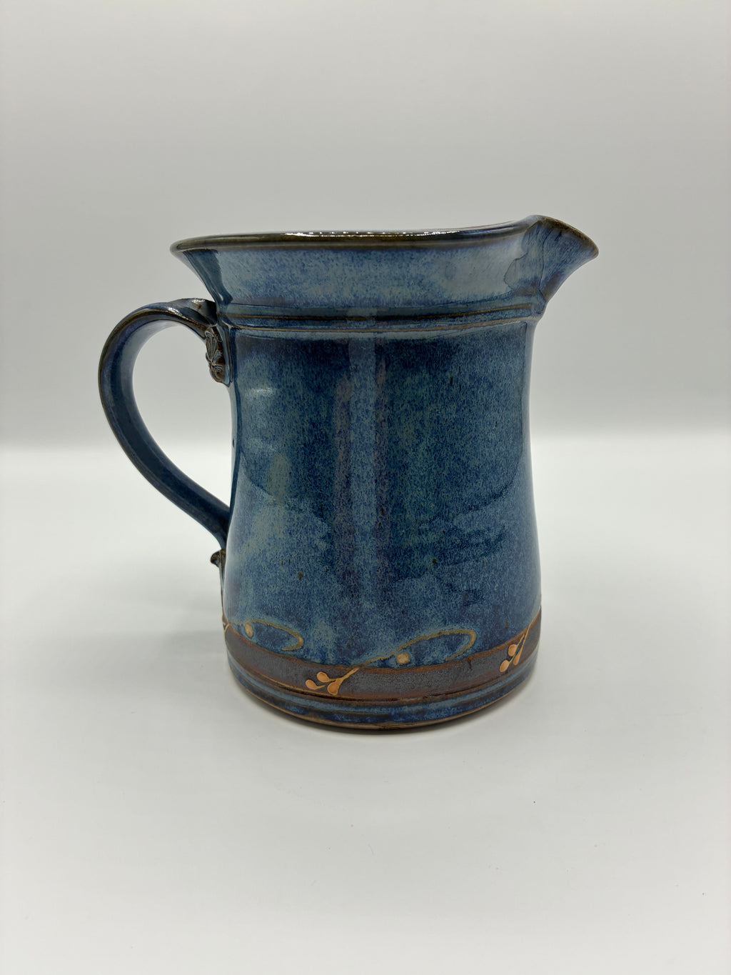 Pichet en grès émaillé bleu nuit – Glaçure mouchetée – Motifs floraux dorés – Signé – Poterie artisanale française