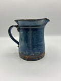 Pichet en grès émaillé bleu nuit – Glaçure mouchetée – Motifs floraux dorés – Signé – Poterie artisanale française