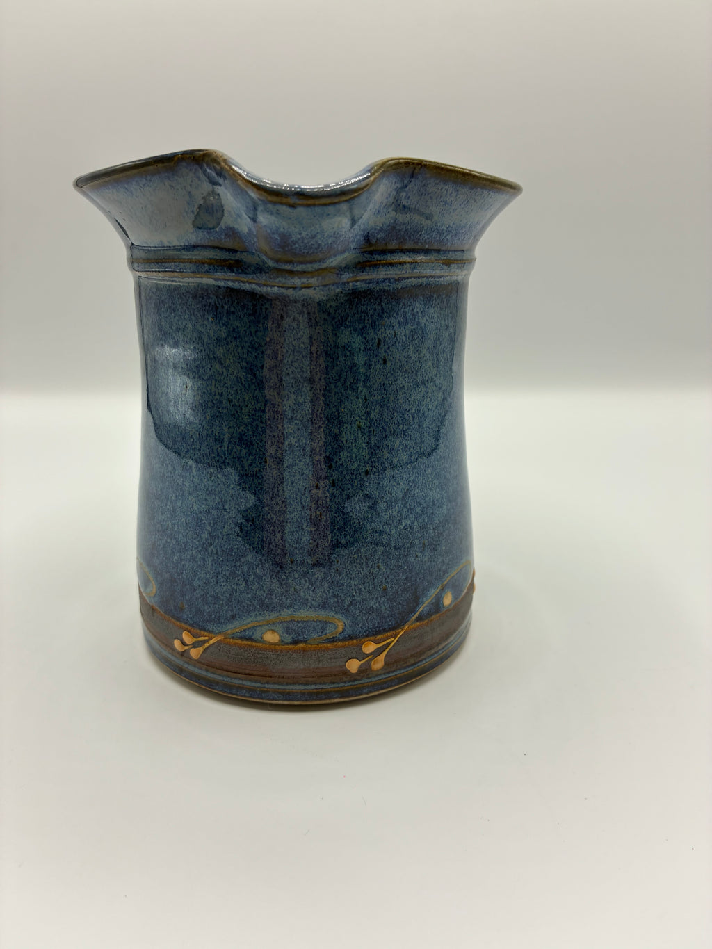 Pichet en grès émaillé bleu nuit – Glaçure mouchetée – Motifs floraux dorés – Signé – Poterie artisanale française