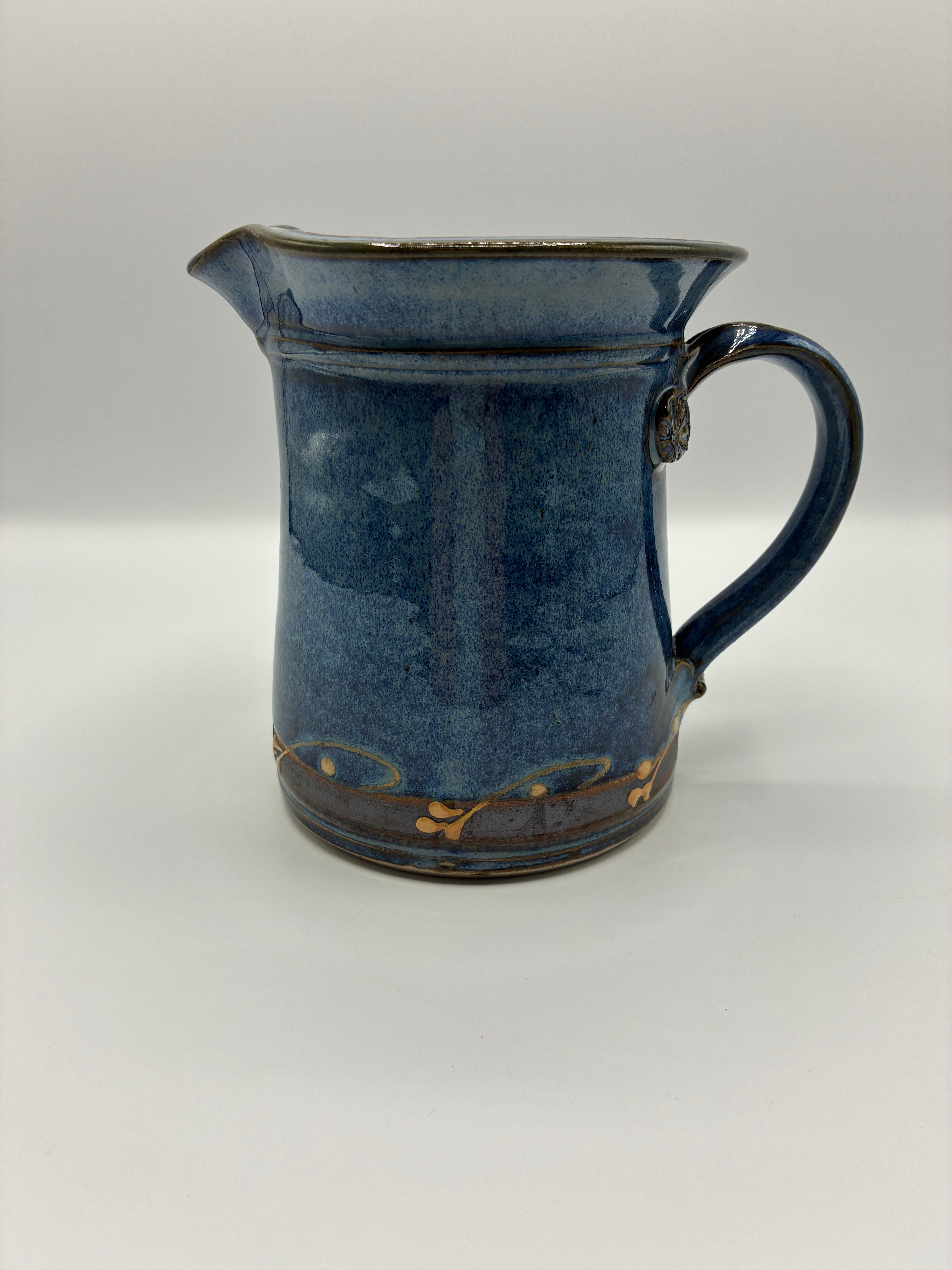 Pichet en grès émaillé bleu nuit – Glaçure mouchetée – Motifs floraux dorés – Signé – Poterie artisanale française