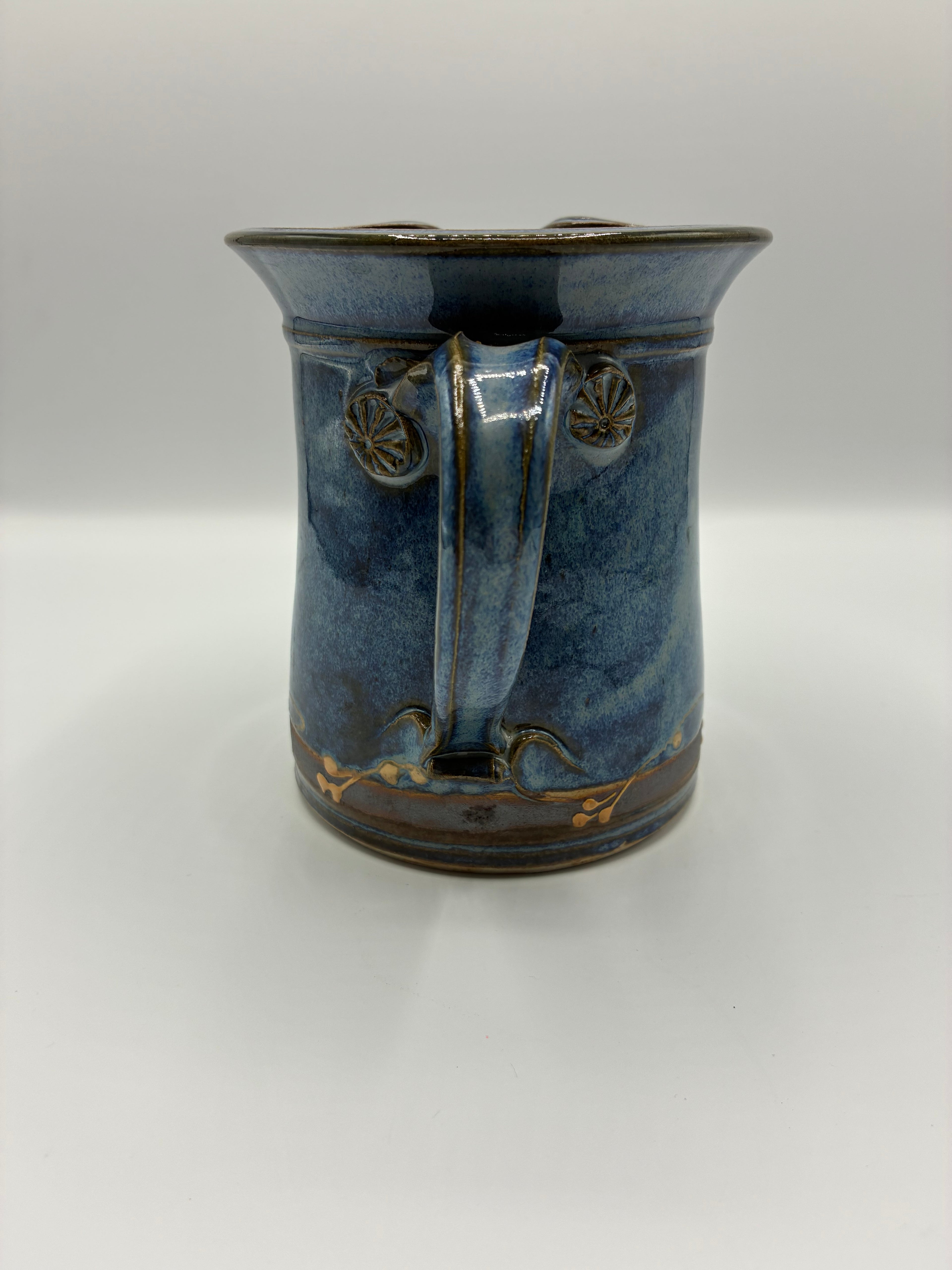 Pichet en grès émaillé bleu nuit – Glaçure mouchetée – Motifs floraux dorés – Signé – Poterie artisanale française