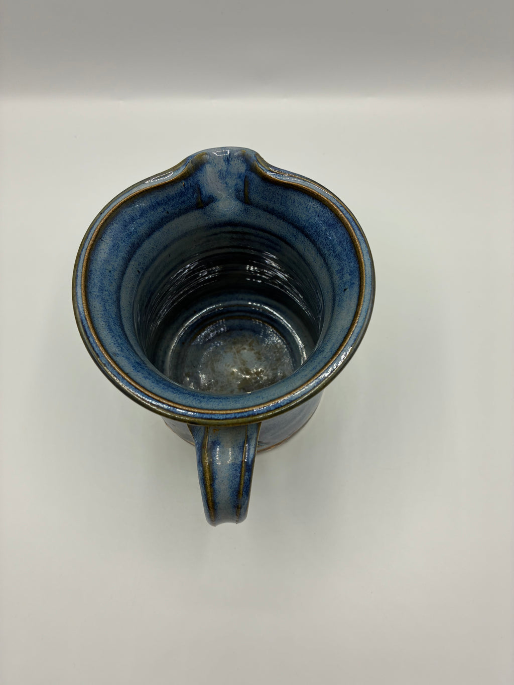 Pichet en grès émaillé bleu nuit – Glaçure mouchetée – Motifs floraux dorés – Signé – Poterie artisanale française