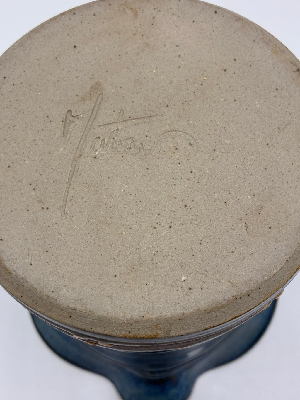 Pichet en grès émaillé bleu nuit – Glaçure mouchetée – Motifs floraux dorés – Signé – Poterie artisanale française