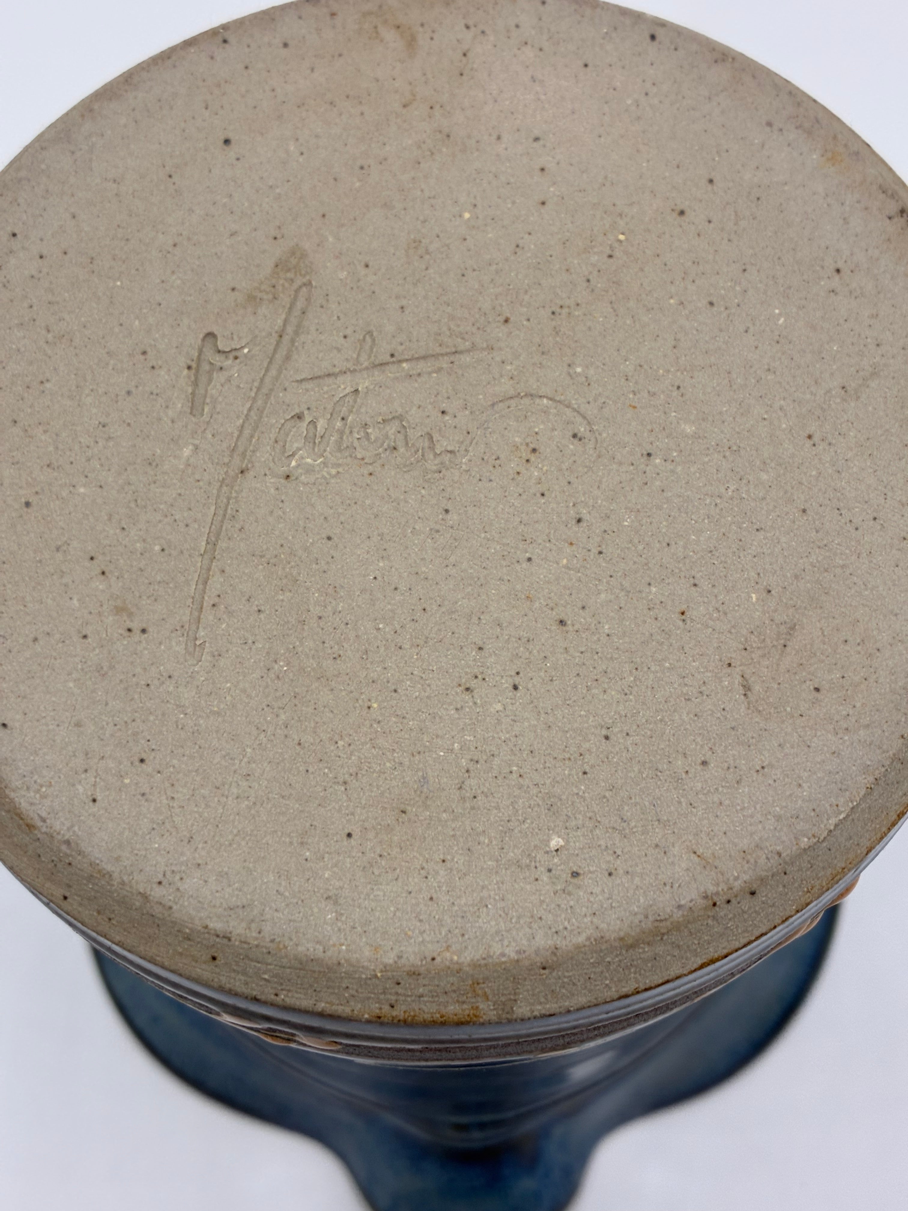 Pichet en grès émaillé bleu nuit – Glaçure mouchetée – Motifs floraux dorés – Signé – Poterie artisanale française