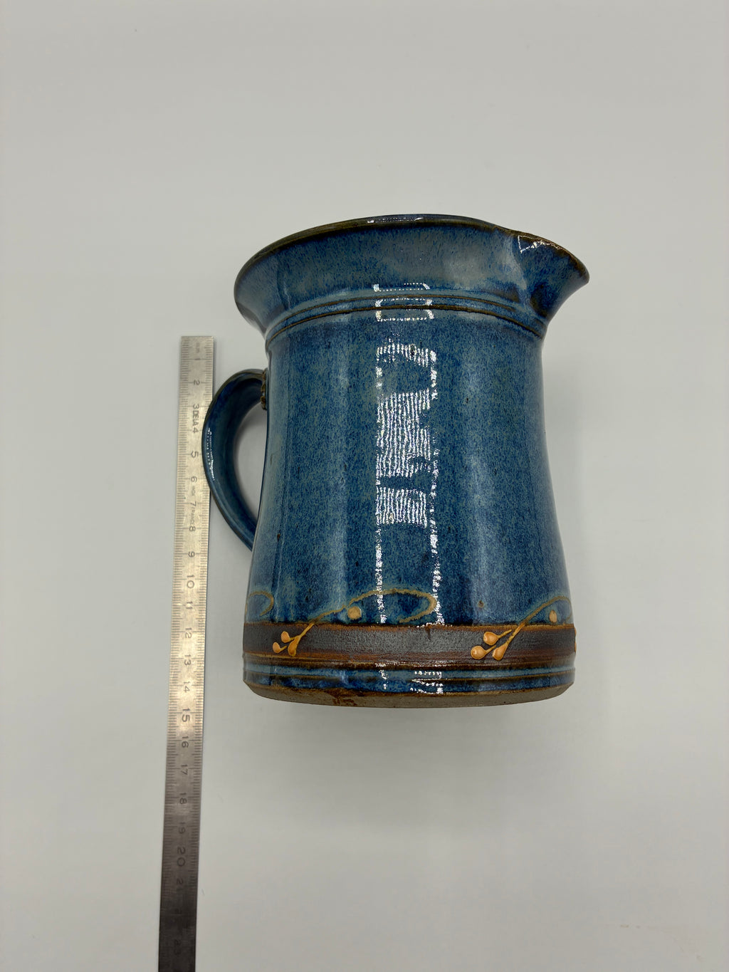 Pichet en grès émaillé bleu nuit – Glaçure mouchetée – Motifs floraux dorés – Signé – Poterie artisanale française