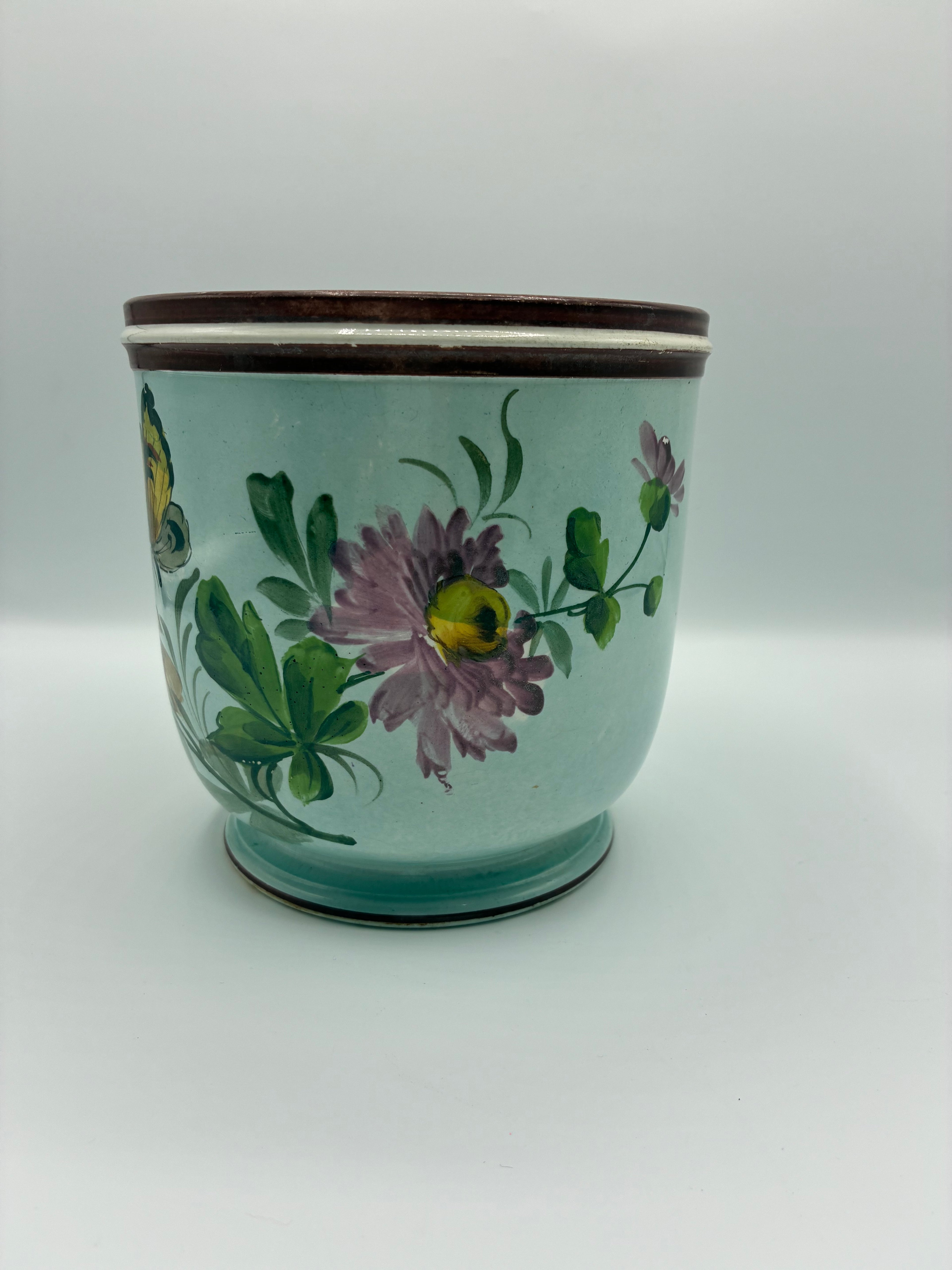 Cache-pot faïence ancienne – Décor floral et papillon peint à la main – Fond vert d'eau – XIXe siècle