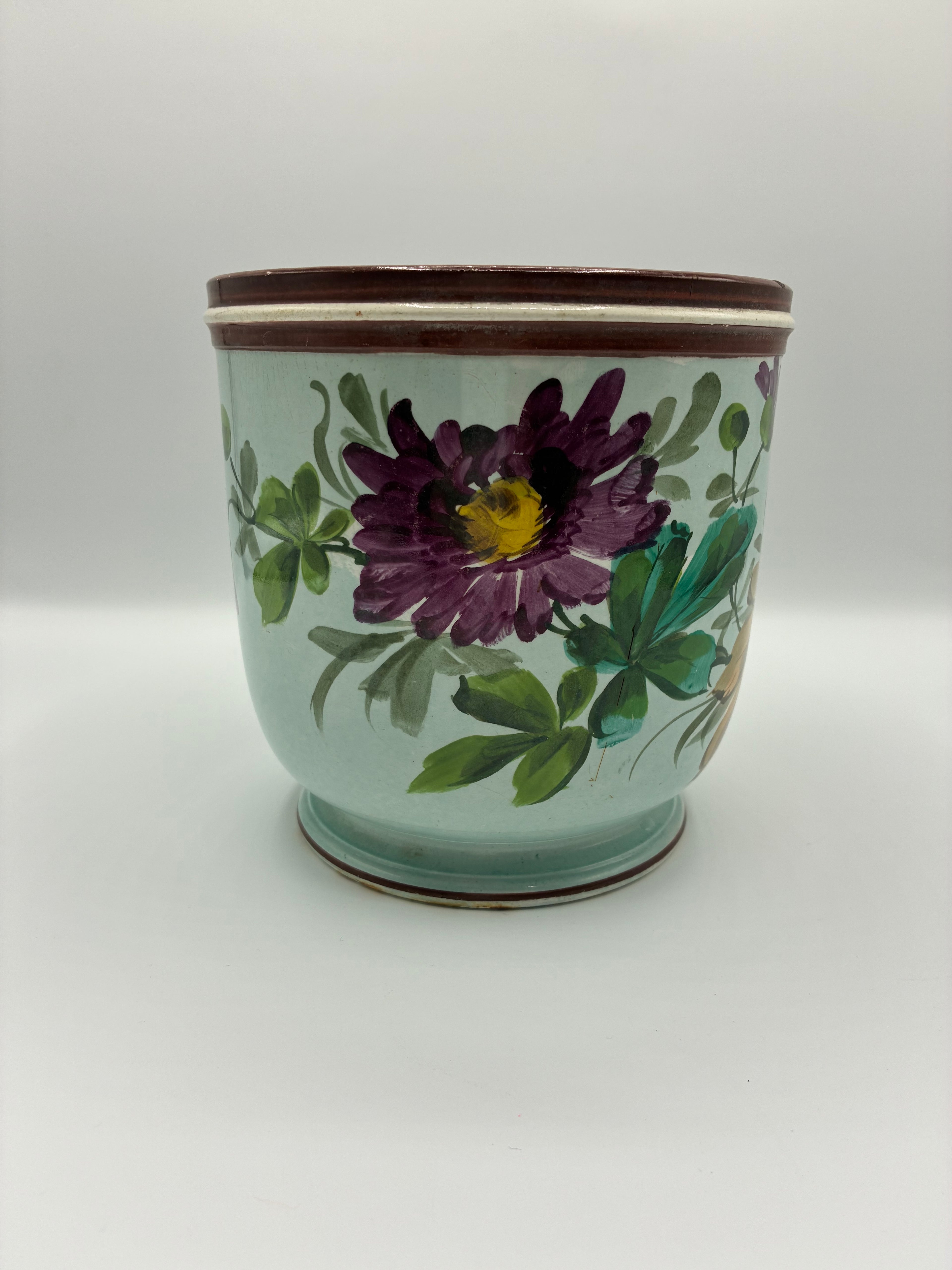 Cache-pot faïence ancienne – Décor floral et papillon peint à la main – Fond vert d'eau – XIXe siècle