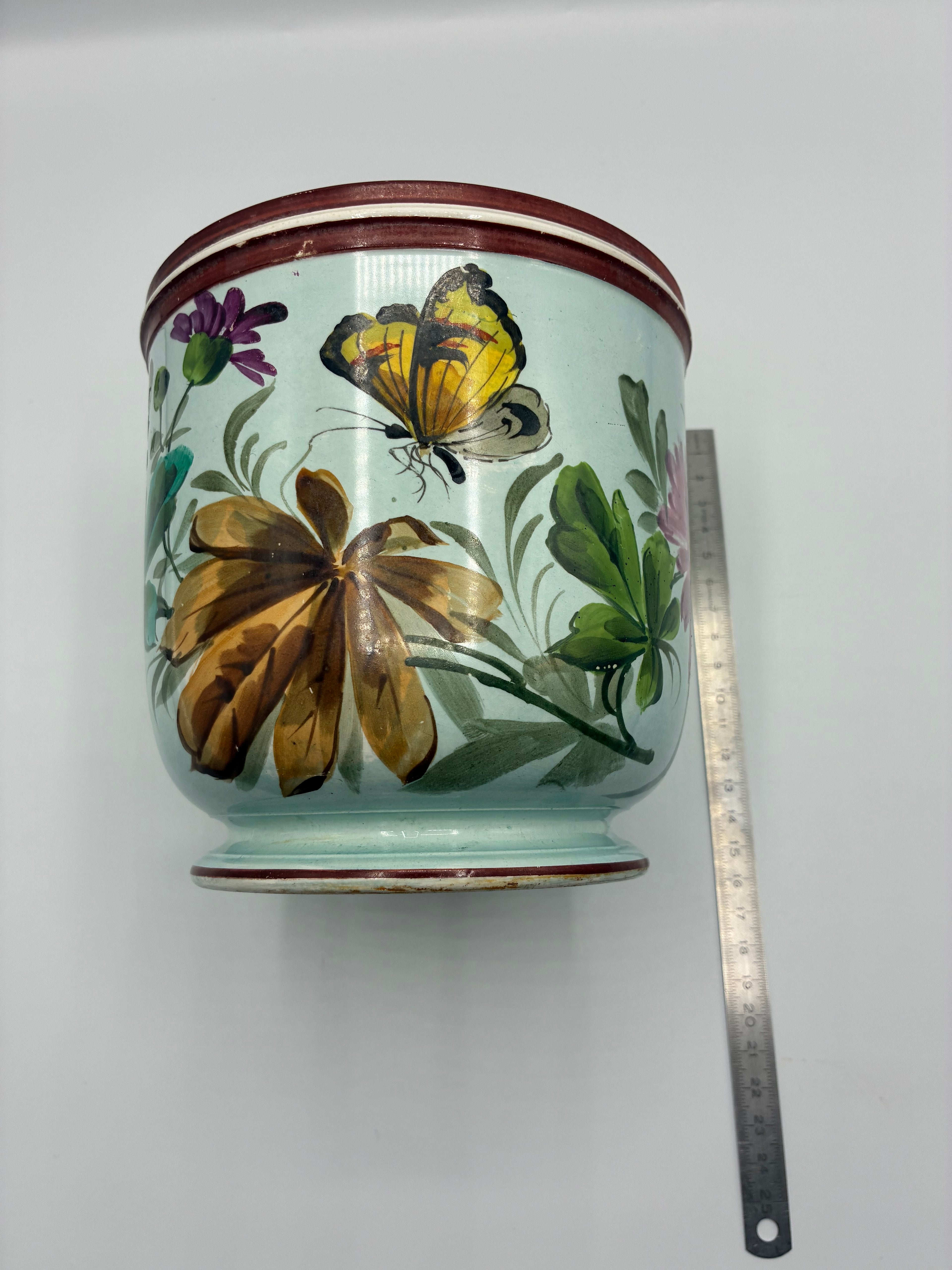 Cache-pot faïence ancienne – Décor floral et papillon peint à la main – Fond vert d'eau – XIXe siècle