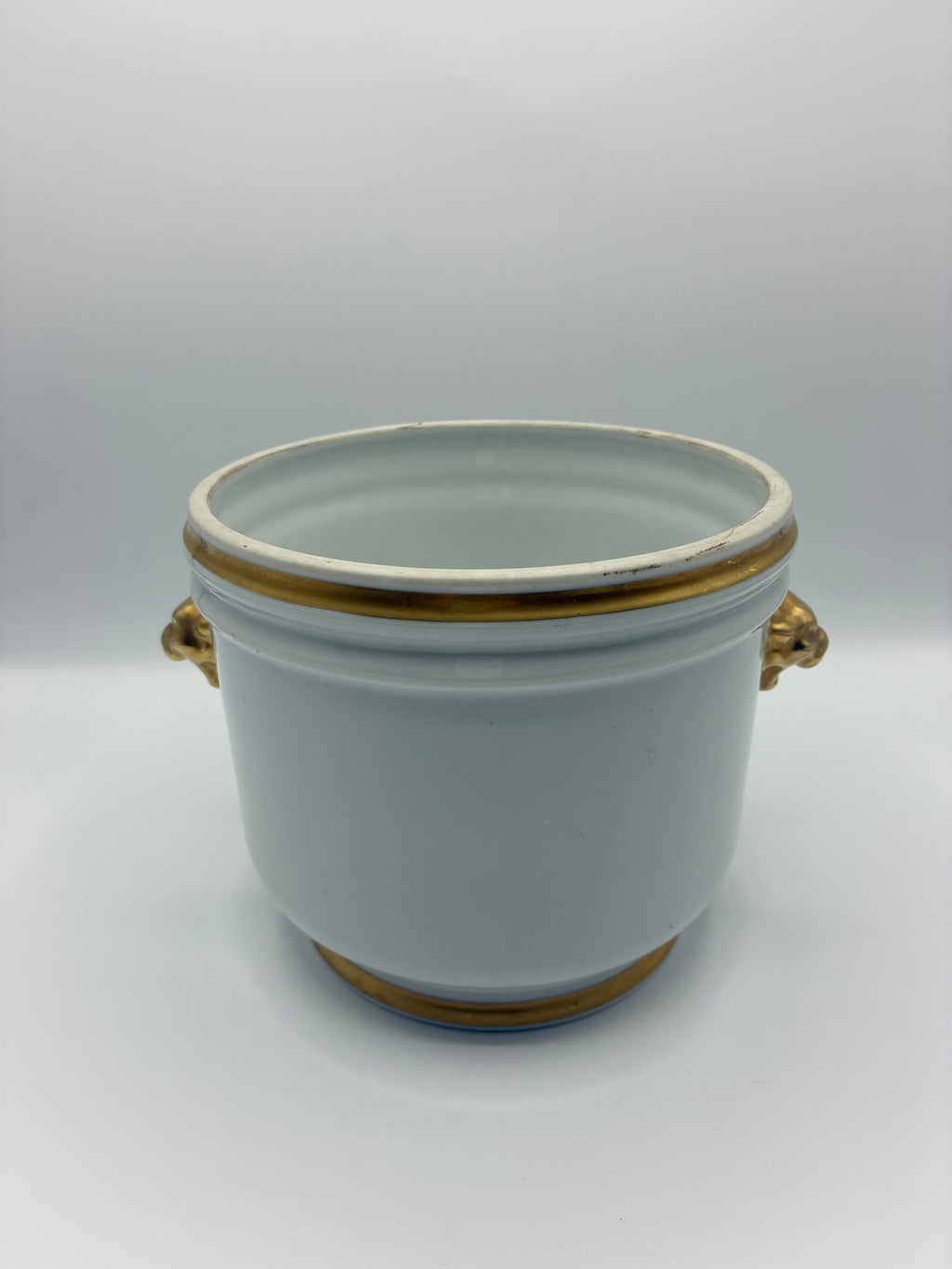 Cache-pot rafraîchissoir en porcelaine émaillée blanche – Têtes de lion dorées – Style Empire