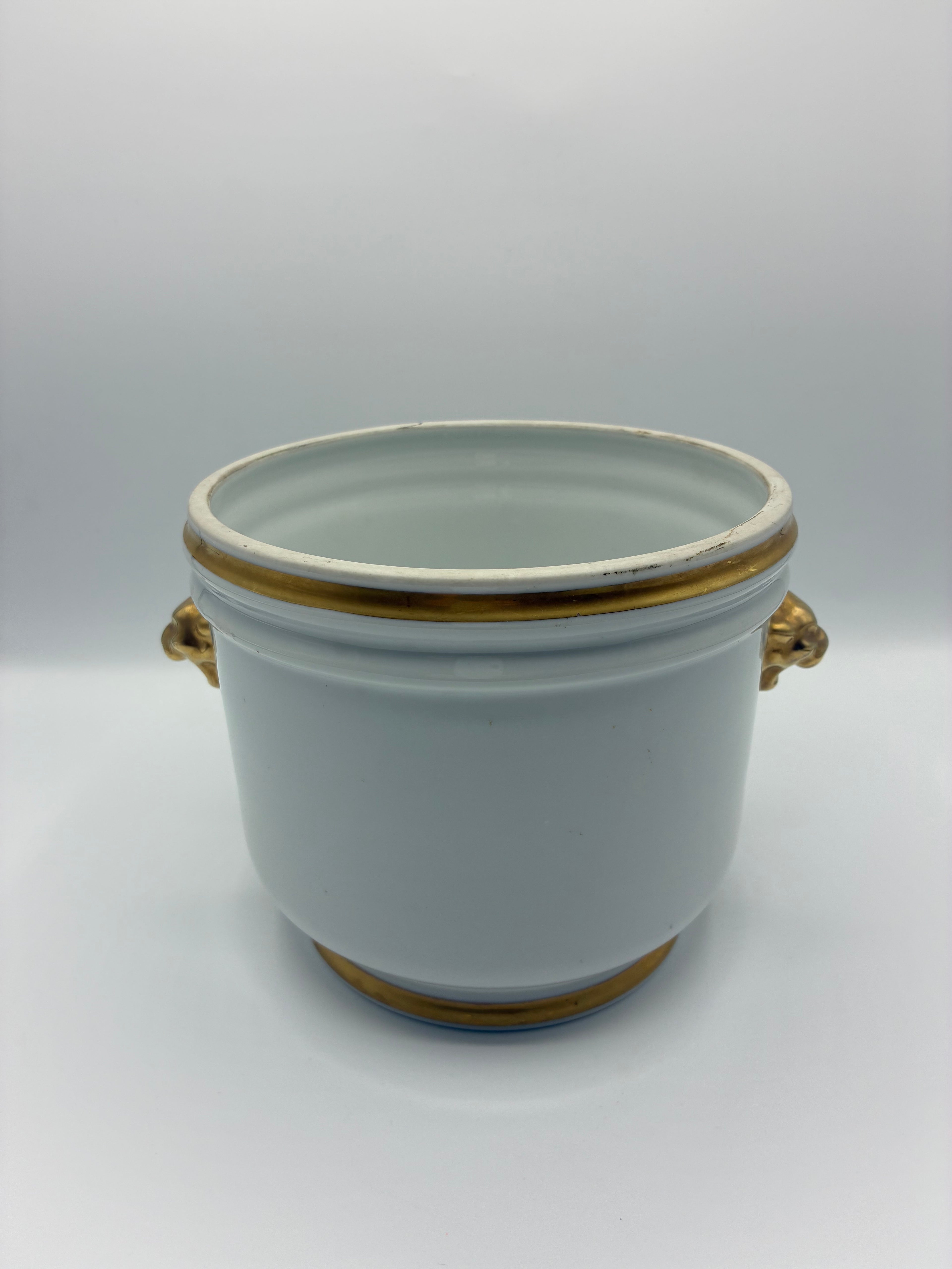 Cache-pot rafraîchissoir en porcelaine émaillée blanche – Têtes de lion dorées – Style Empire