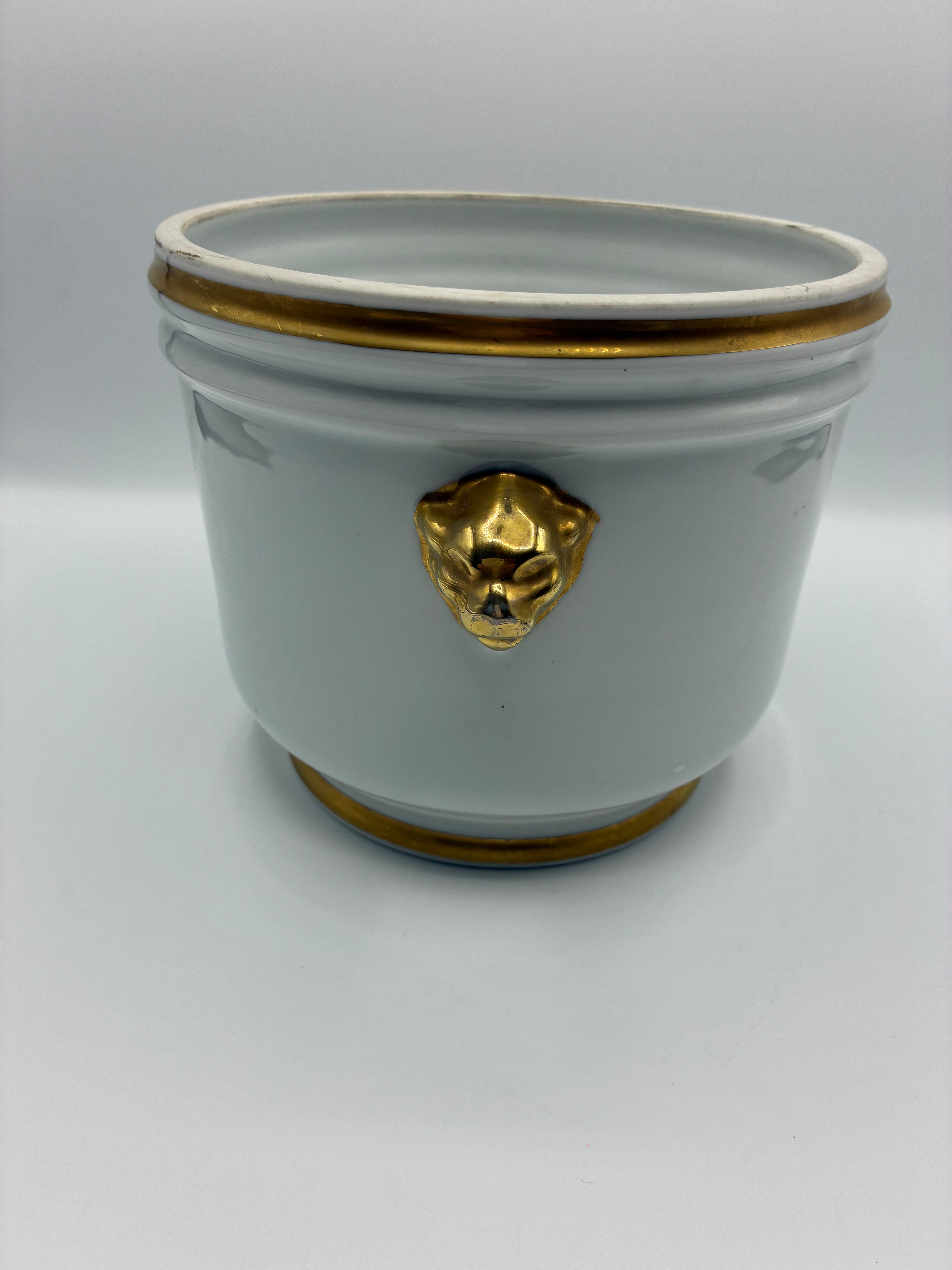 Cache-pot rafraîchissoir en porcelaine émaillée blanche – Têtes de lion dorées – Style Empire