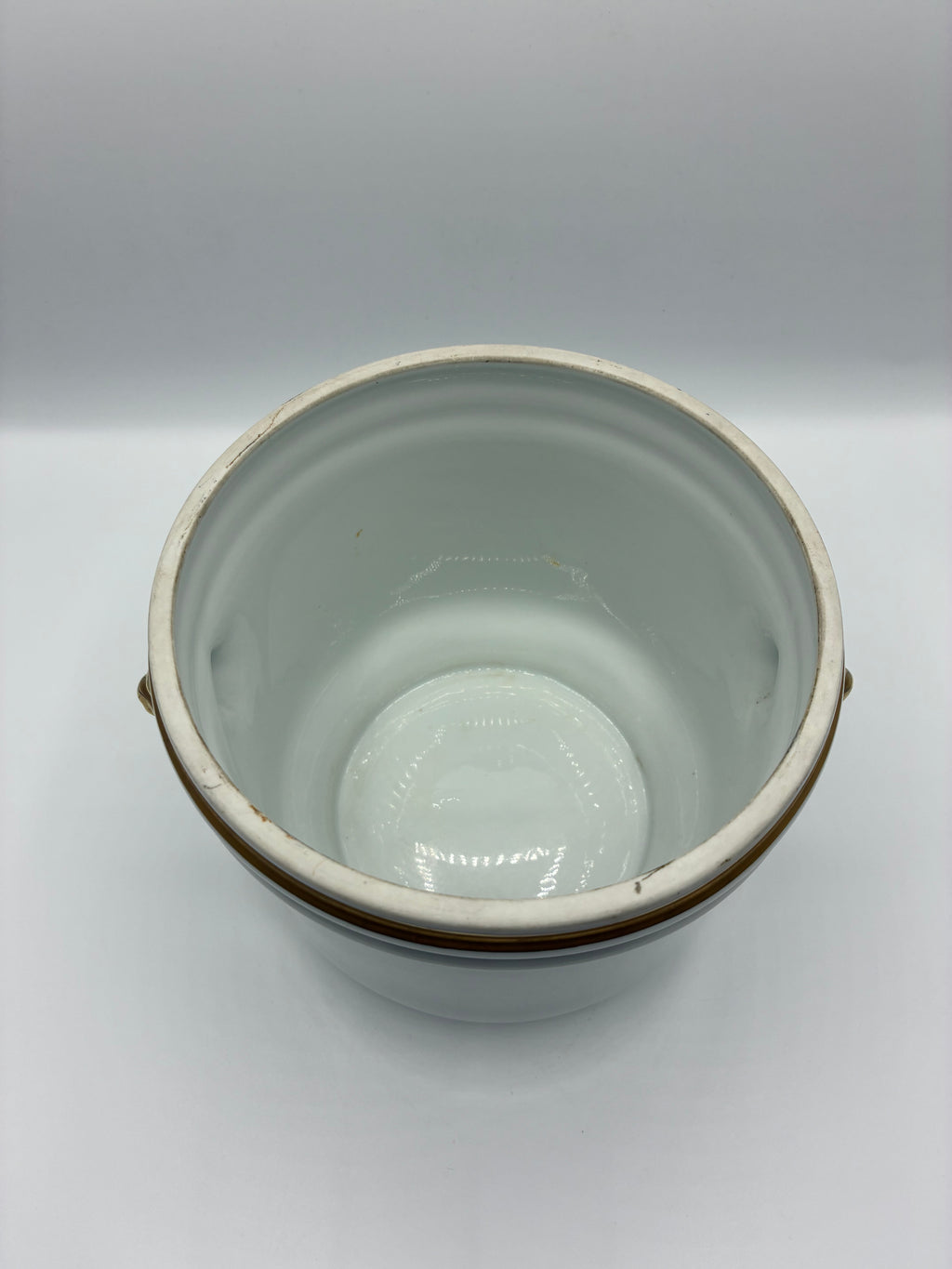 Cache-pot rafraîchissoir en porcelaine émaillée blanche – Têtes de lion dorées – Style Empire